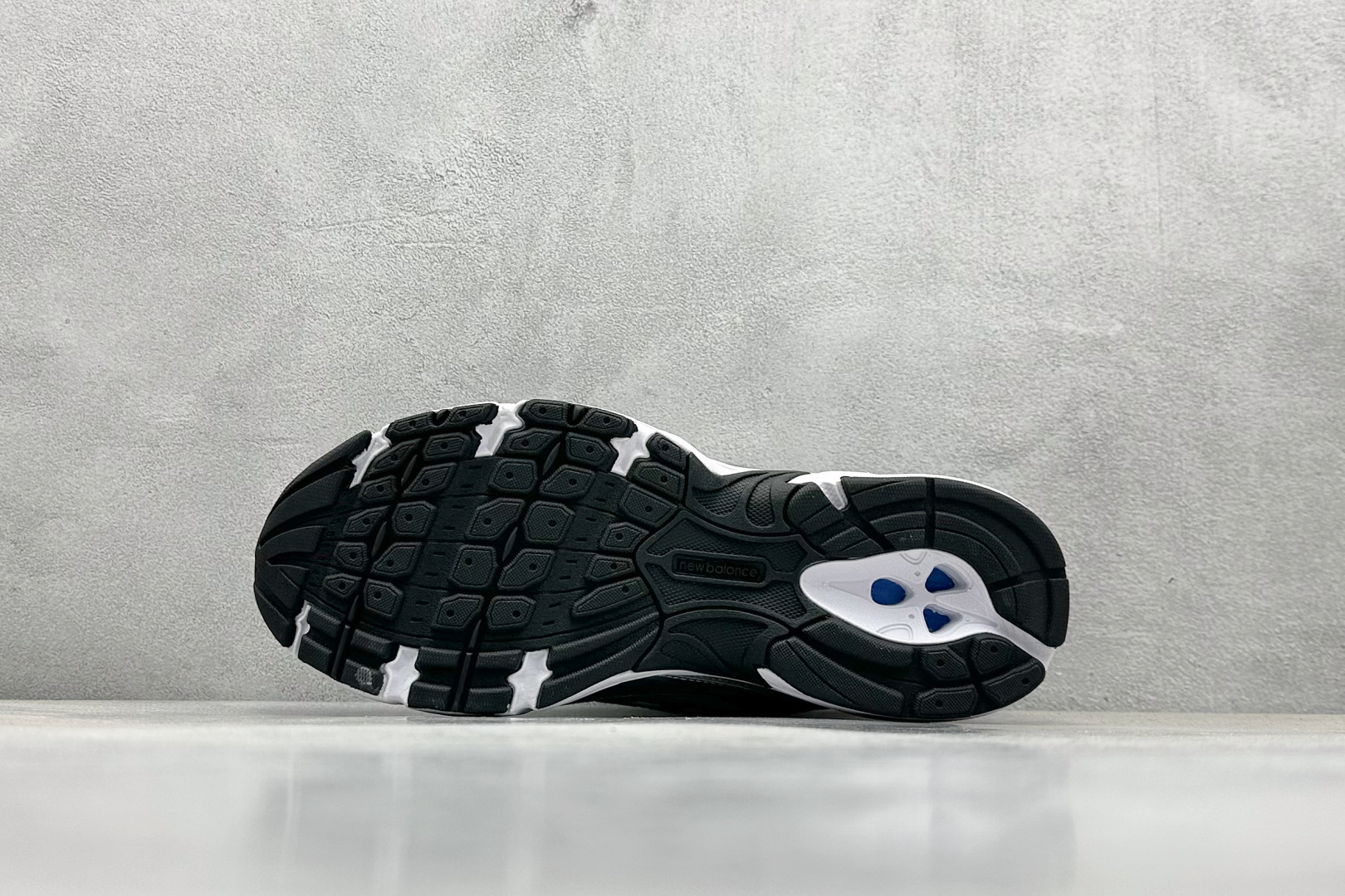  
K版 New Balance 740 复古跑鞋 
小红书爆款 官网售罄
这双鞋确实是NB家经典复古款