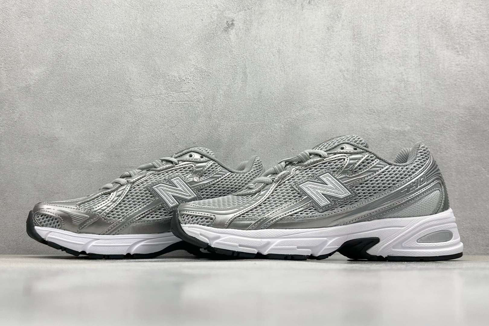  
K版 New Balance 740 复古跑鞋 
小红书爆款 官网售罄
这双鞋确实是NB家经典复古款