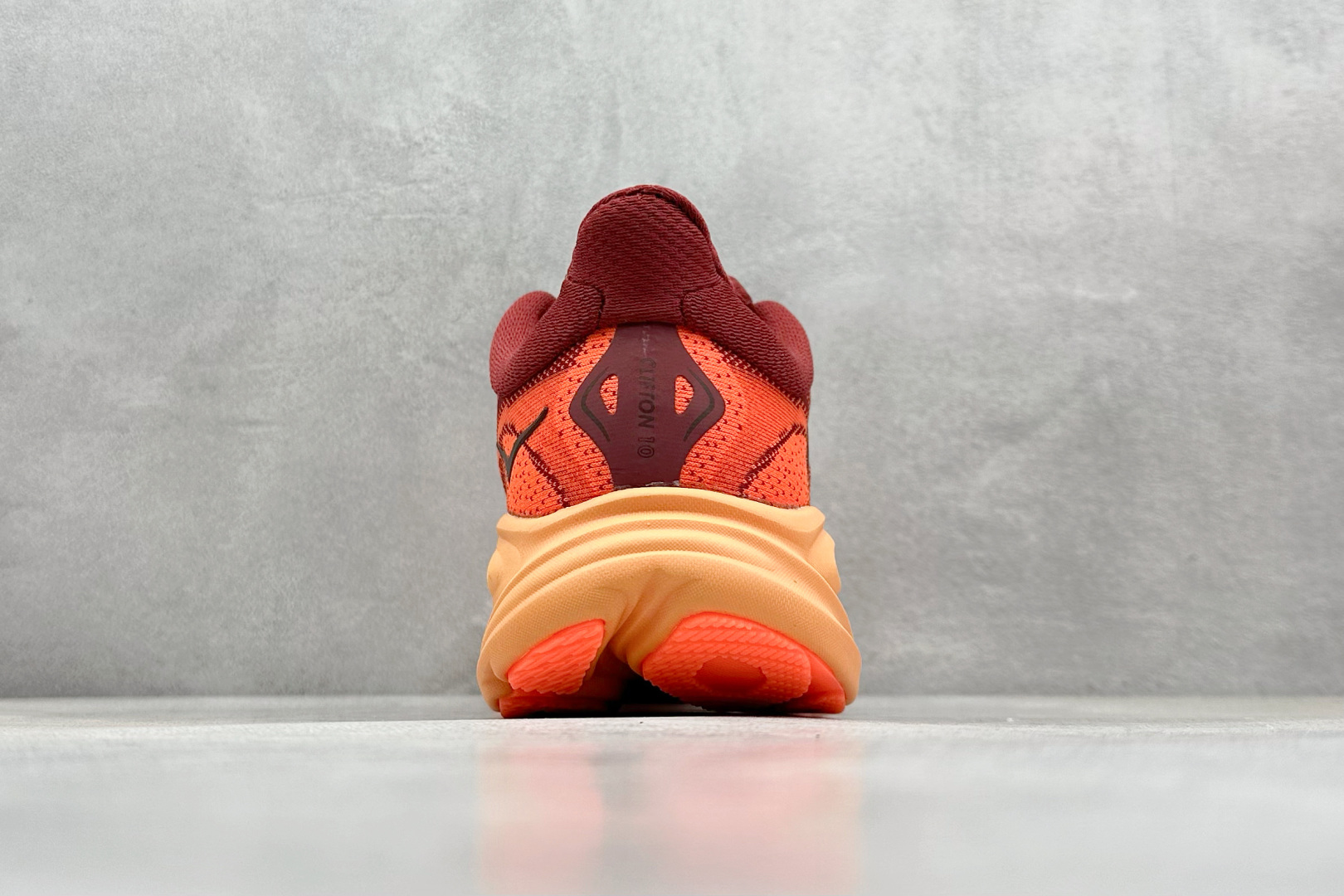  
W版 Hoka W CLIFTON 10 超轻厚底轻量跑步鞋
市售最高品质 原版开发 正确后跟细节 