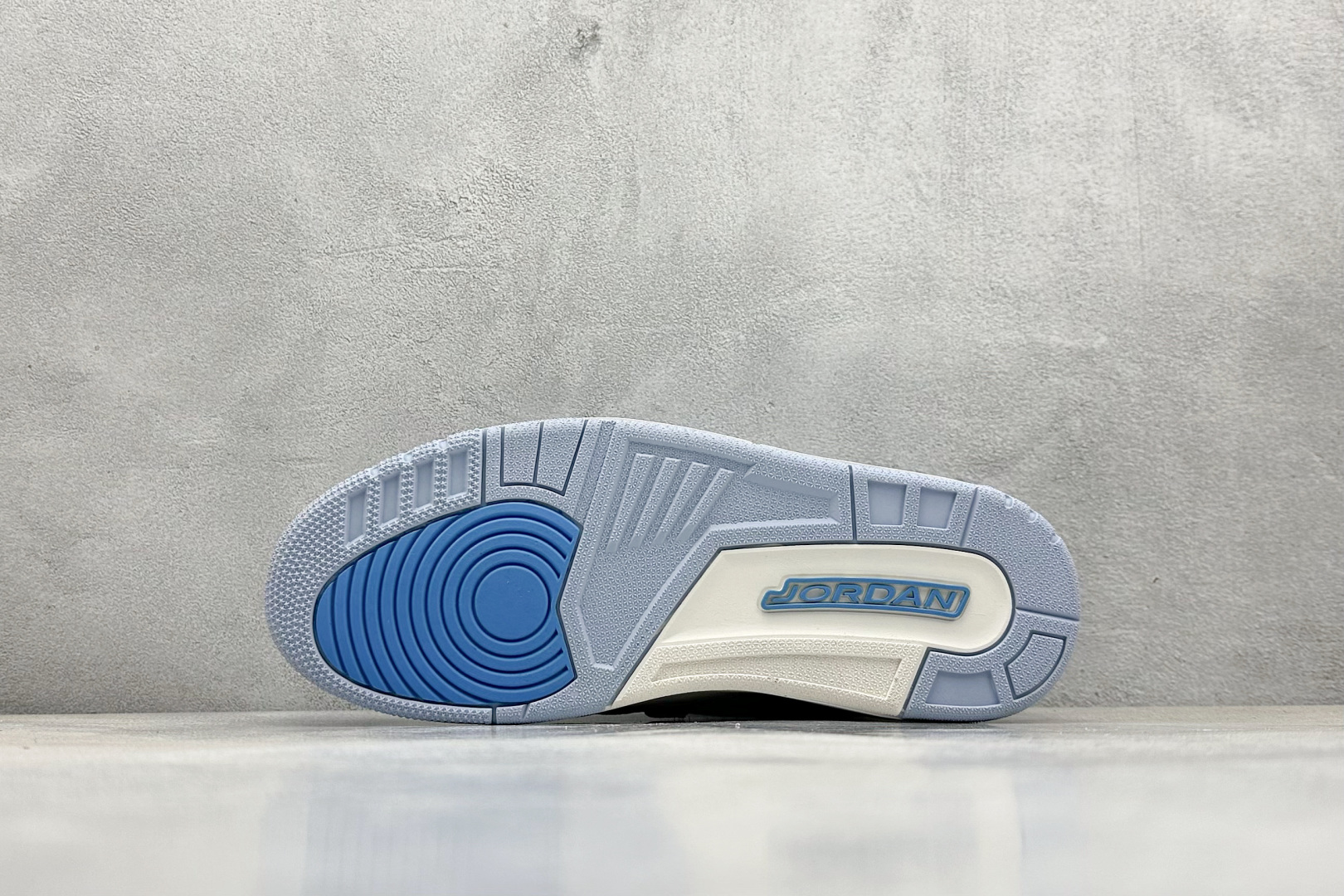  终端放店
最强312 Air Jordan Legacy 312 Low 
有着交错结合的设计，它的名