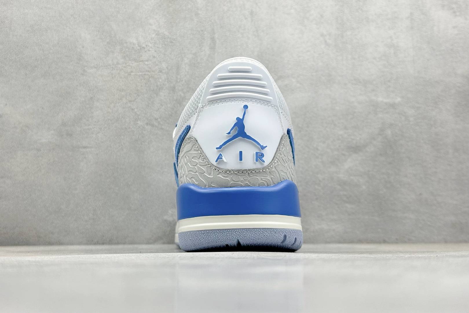  终端放店
最强312 Air Jordan Legacy 312 Low 
有着交错结合的设计，它的名