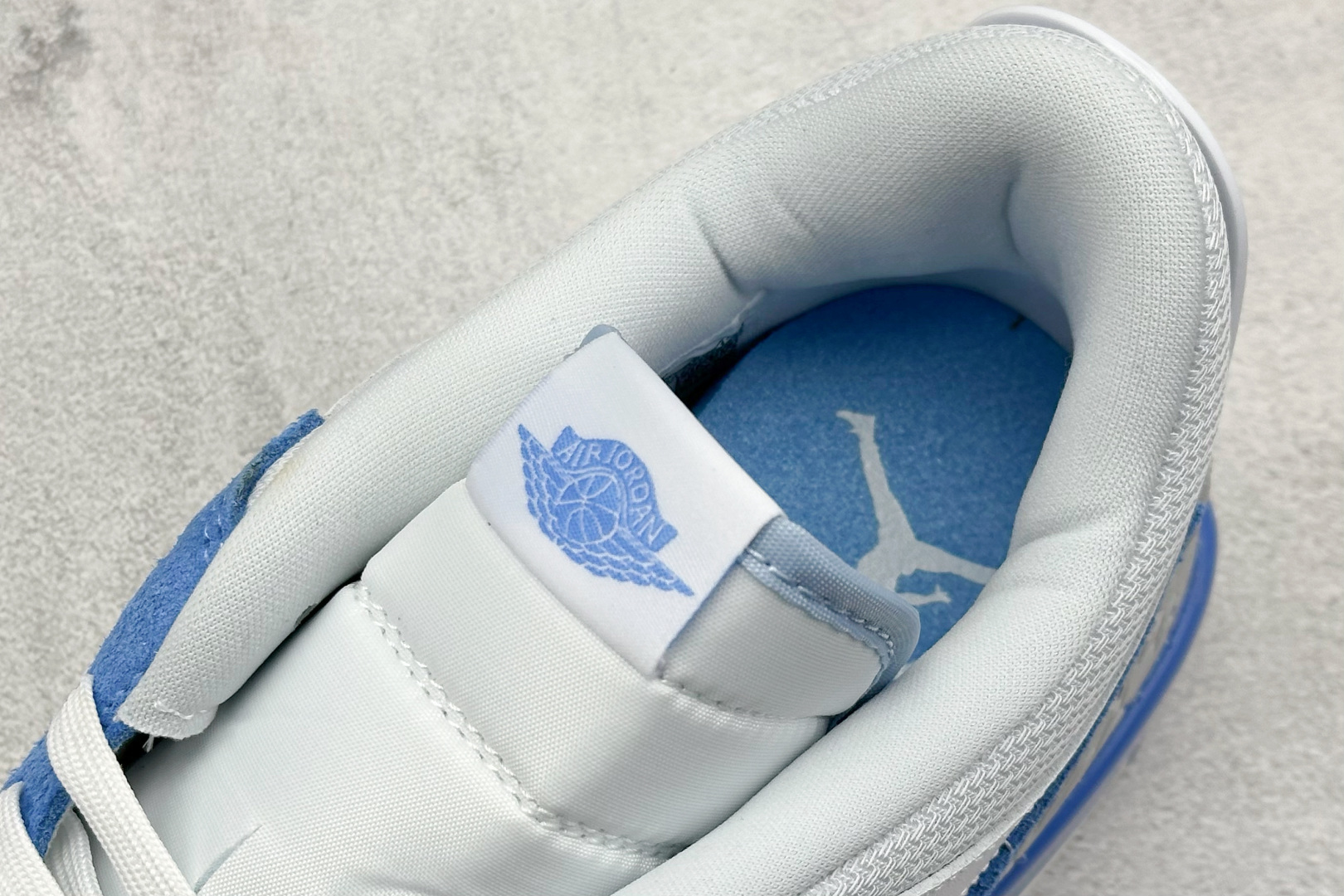  终端放店
最强312 Air Jordan Legacy 312 Low 
有着交错结合的设计，它的名