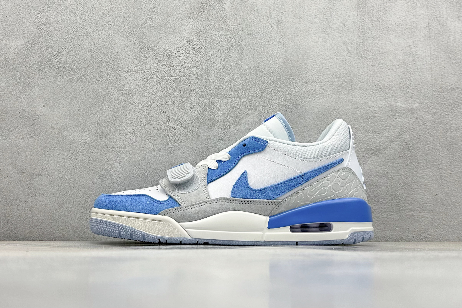  终端放店
最强312 Air Jordan Legacy 312 Low 
有着交错结合的设计，它的名