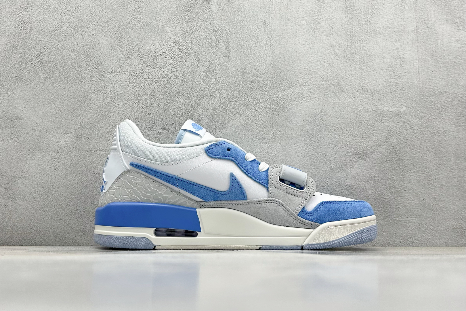  终端放店
最强312 Air Jordan Legacy 312 Low 
有着交错结合的设计，它的名