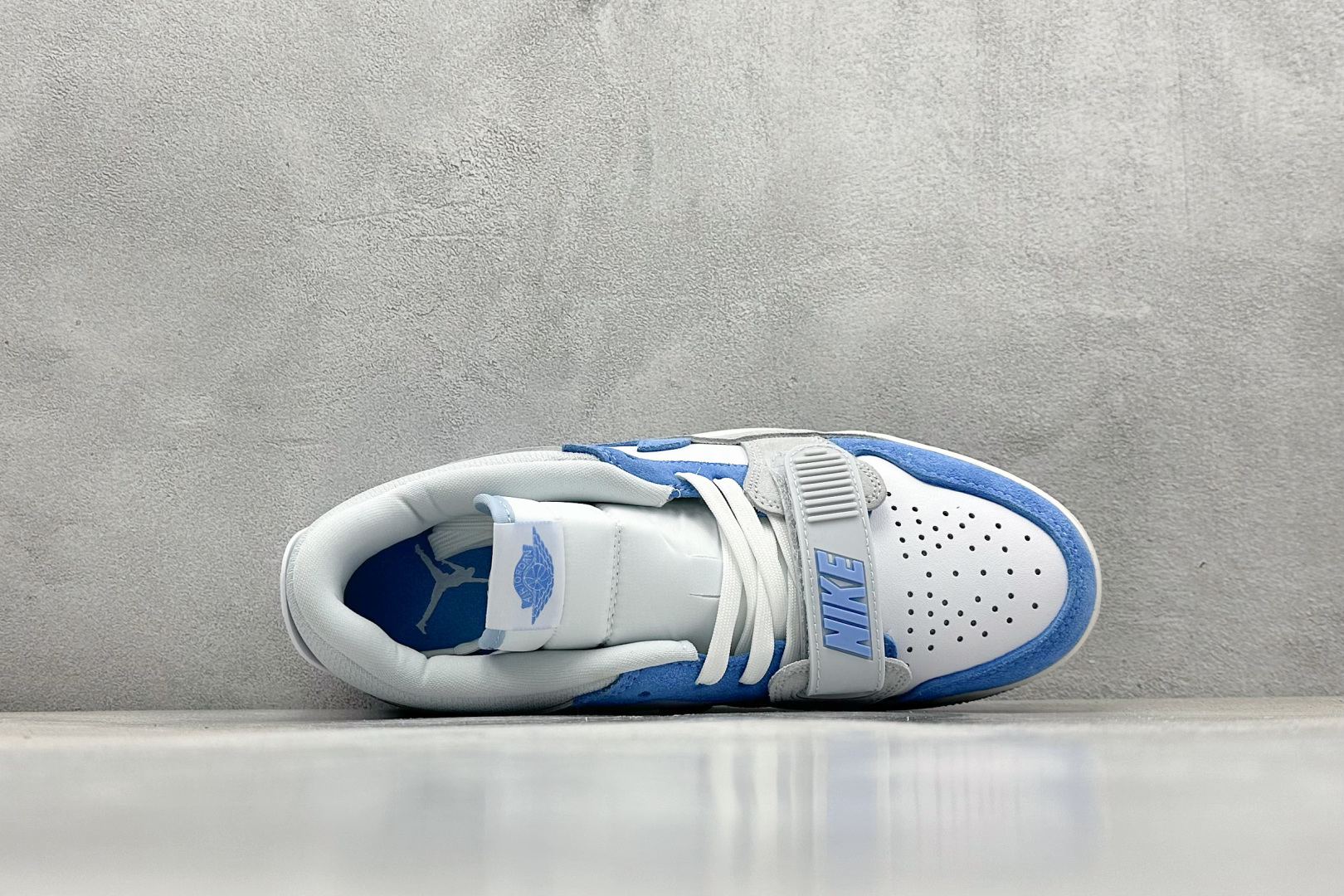  终端放店
最强312 Air Jordan Legacy 312 Low 
有着交错结合的设计，它的名