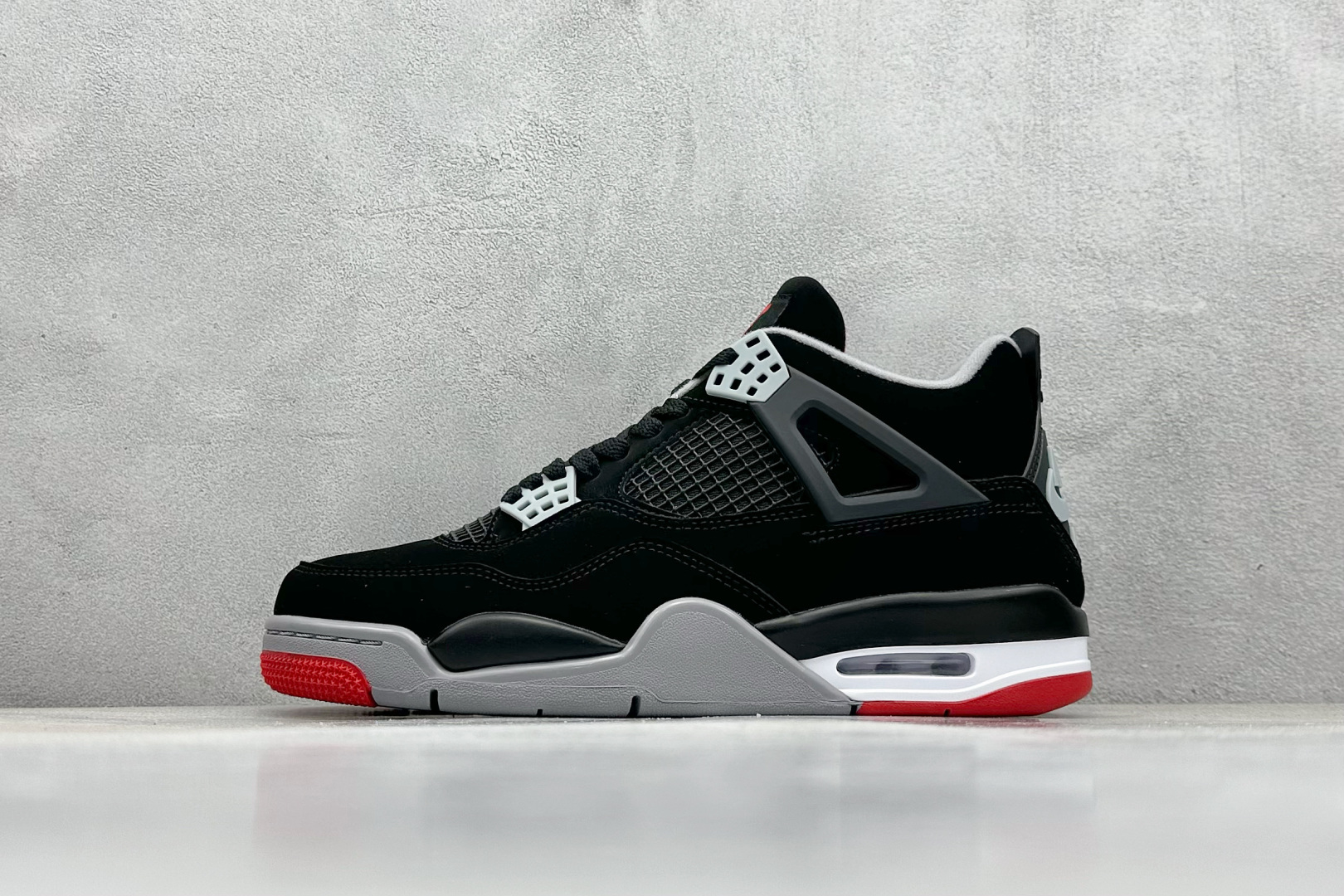  终端放店
F性价比 Air Jordan AJ4 Retro 黑红
原楦原纸板同源开发 完美呈现乔4的