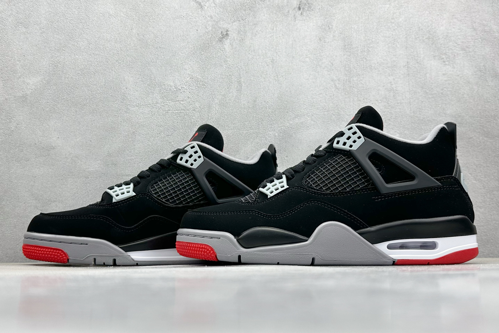  终端放店
F性价比 Air Jordan AJ4 Retro 黑红
原楦原纸板同源开发 完美呈现乔4的