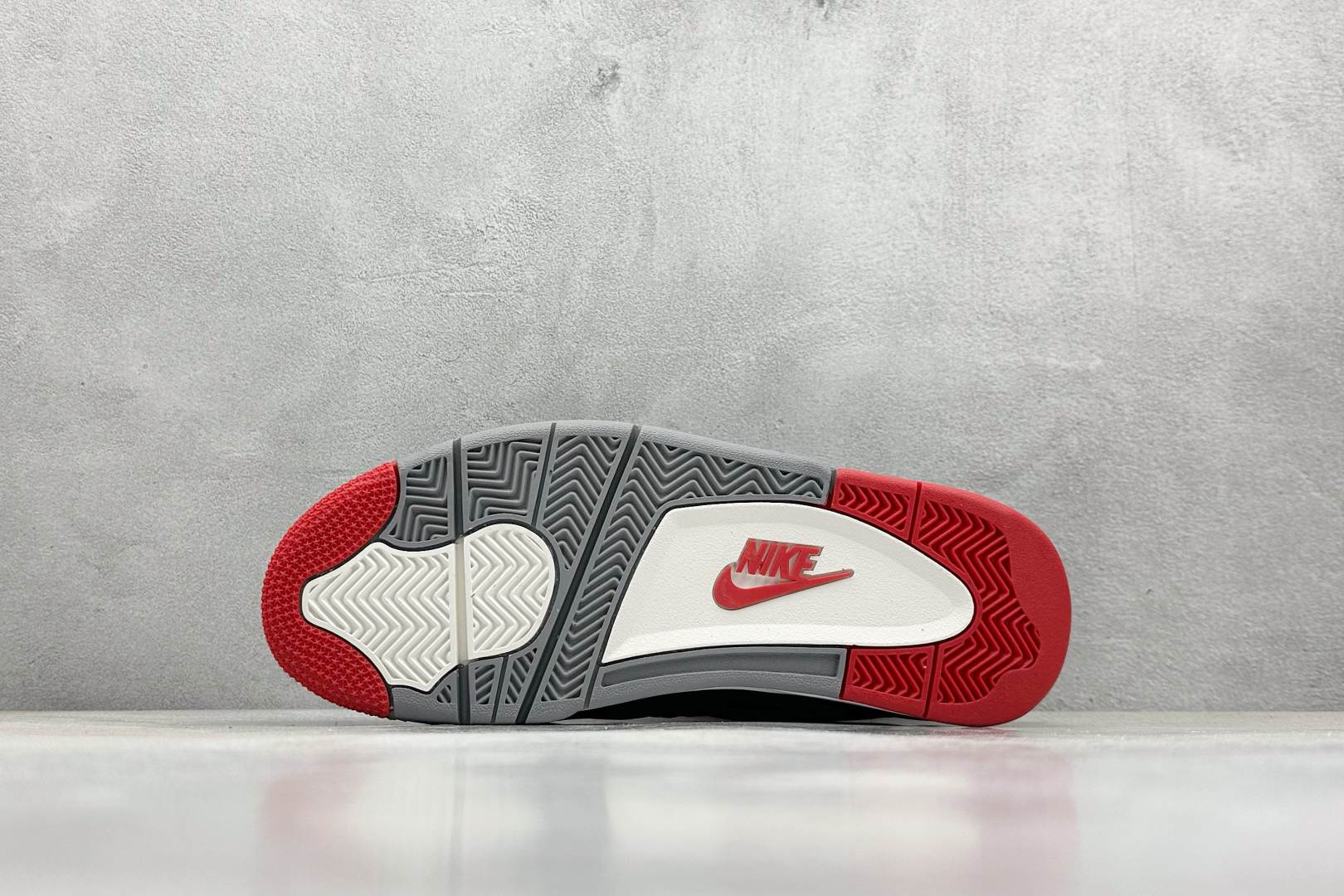  终端放店
F性价比 Air Jordan AJ4 Retro 黑红
原楦原纸板同源开发 完美呈现乔4的