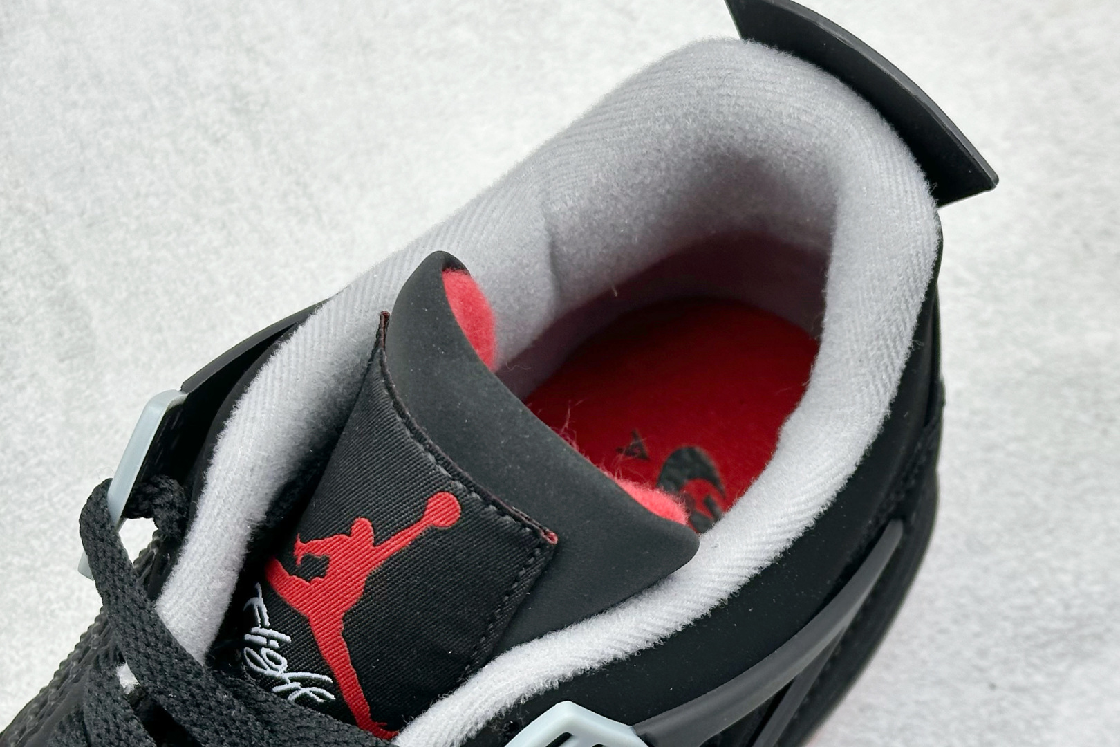  终端放店
F性价比 Air Jordan AJ4 Retro 黑红
原楦原纸板同源开发 完美呈现乔4的