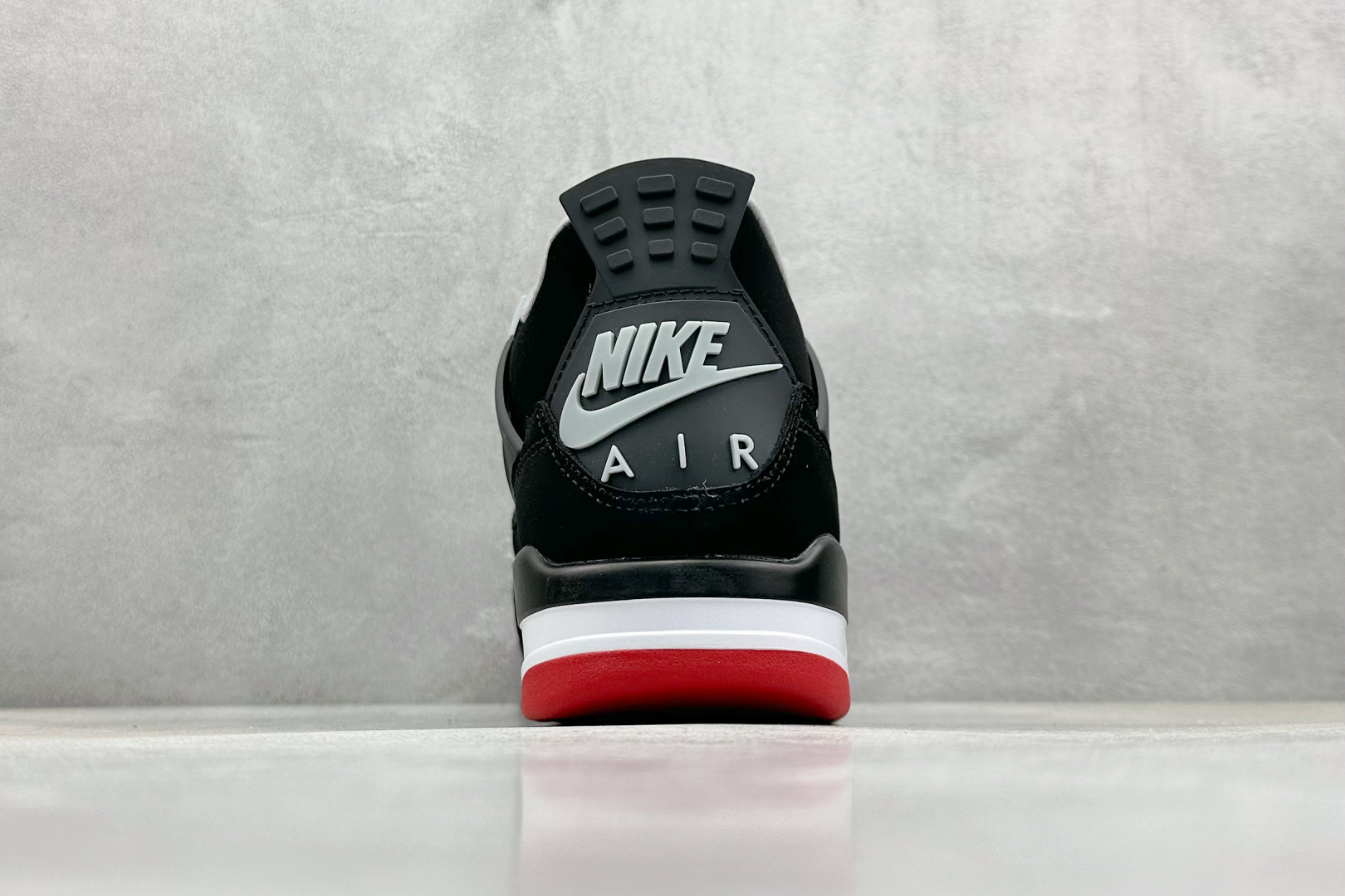 终端放店
F性价比 Air Jordan AJ4 Retro 黑红
原楦原纸板同源开发 完美呈现乔4的