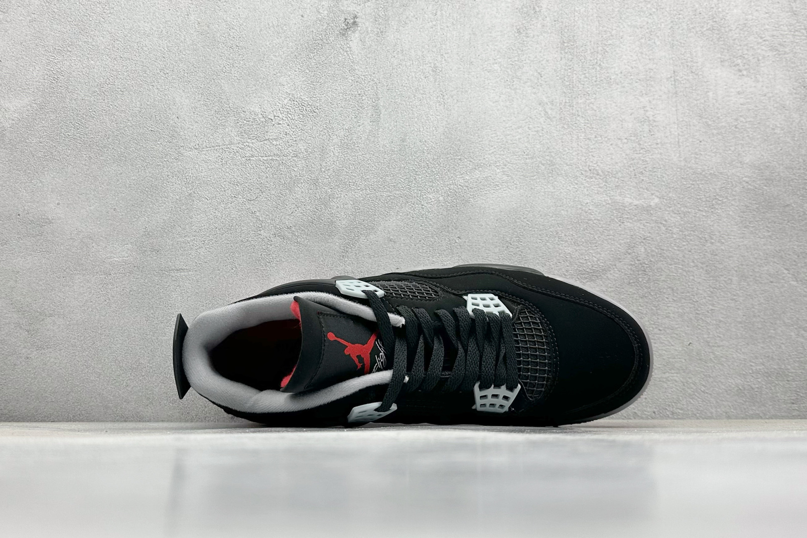  终端放店
F性价比 Air Jordan AJ4 Retro 黑红
原楦原纸板同源开发 完美呈现乔4的