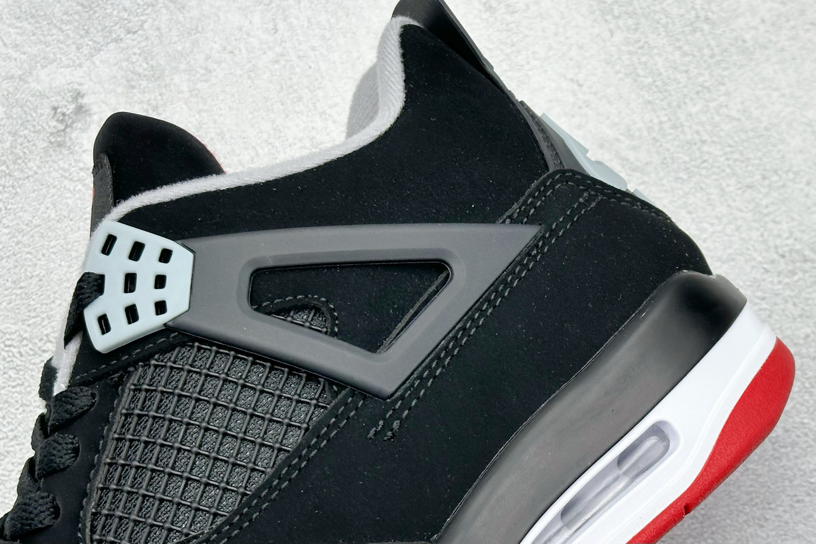  终端放店
F性价比 Air Jordan AJ4 Retro 黑红
原楦原纸板同源开发 完美呈现乔4的