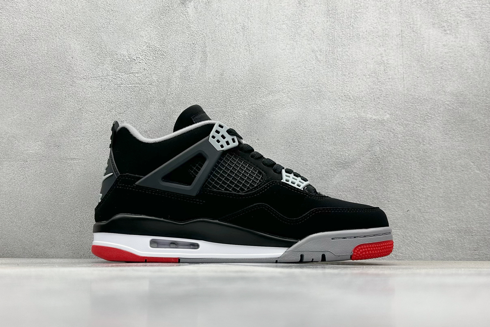  终端放店
F性价比 Air Jordan AJ4 Retro 黑红
原楦原纸板同源开发 完美呈现乔4的