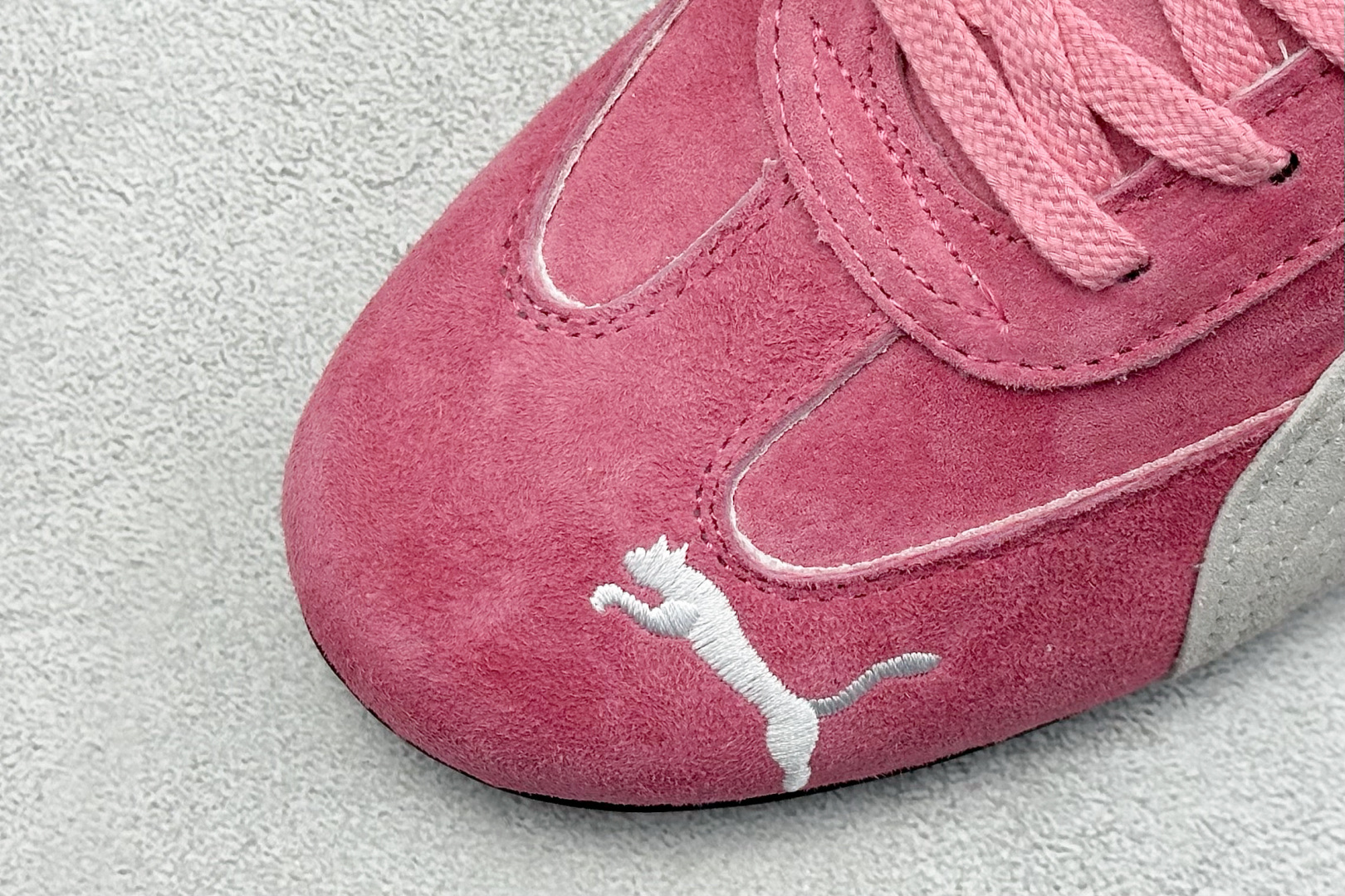  终端放店
Xs版 Puma Palermo OG  防滑耐磨低帮德训板鞋
孔眼底座和脚趾凸起由绒面革材