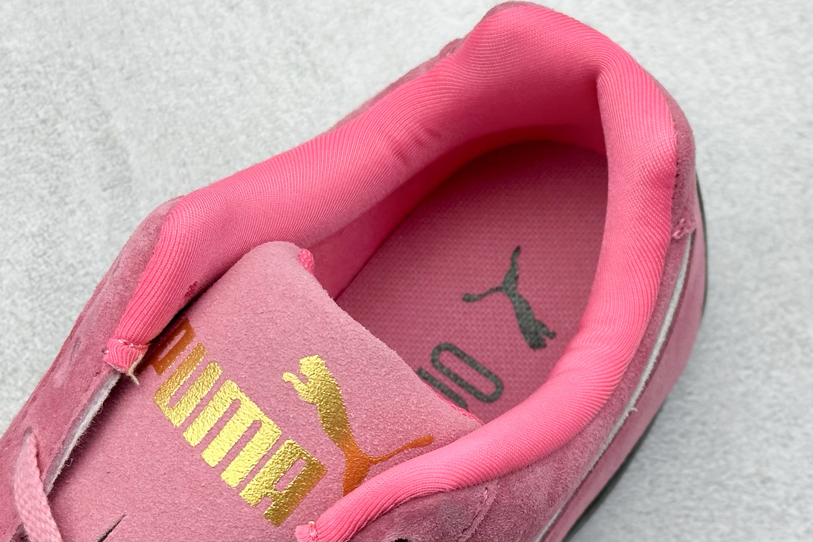 终端放店
Xs版 Puma Palermo OG  防滑耐磨低帮德训板鞋
孔眼底座和脚趾凸起由绒面革材