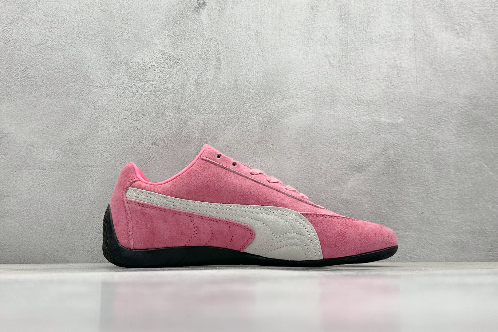  终端放店
Xs版 Puma Palermo OG  防滑耐磨低帮德训板鞋
孔眼底座和脚趾凸起由绒面革材