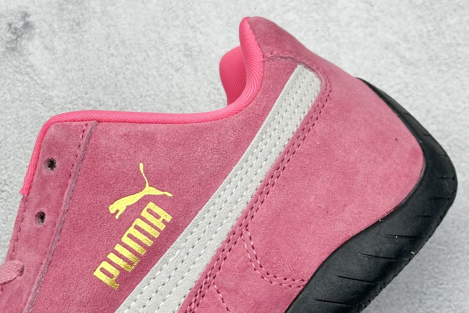  终端放店
Xs版 Puma Palermo OG  防滑耐磨低帮德训板鞋
孔眼底座和脚趾凸起由绒面革材