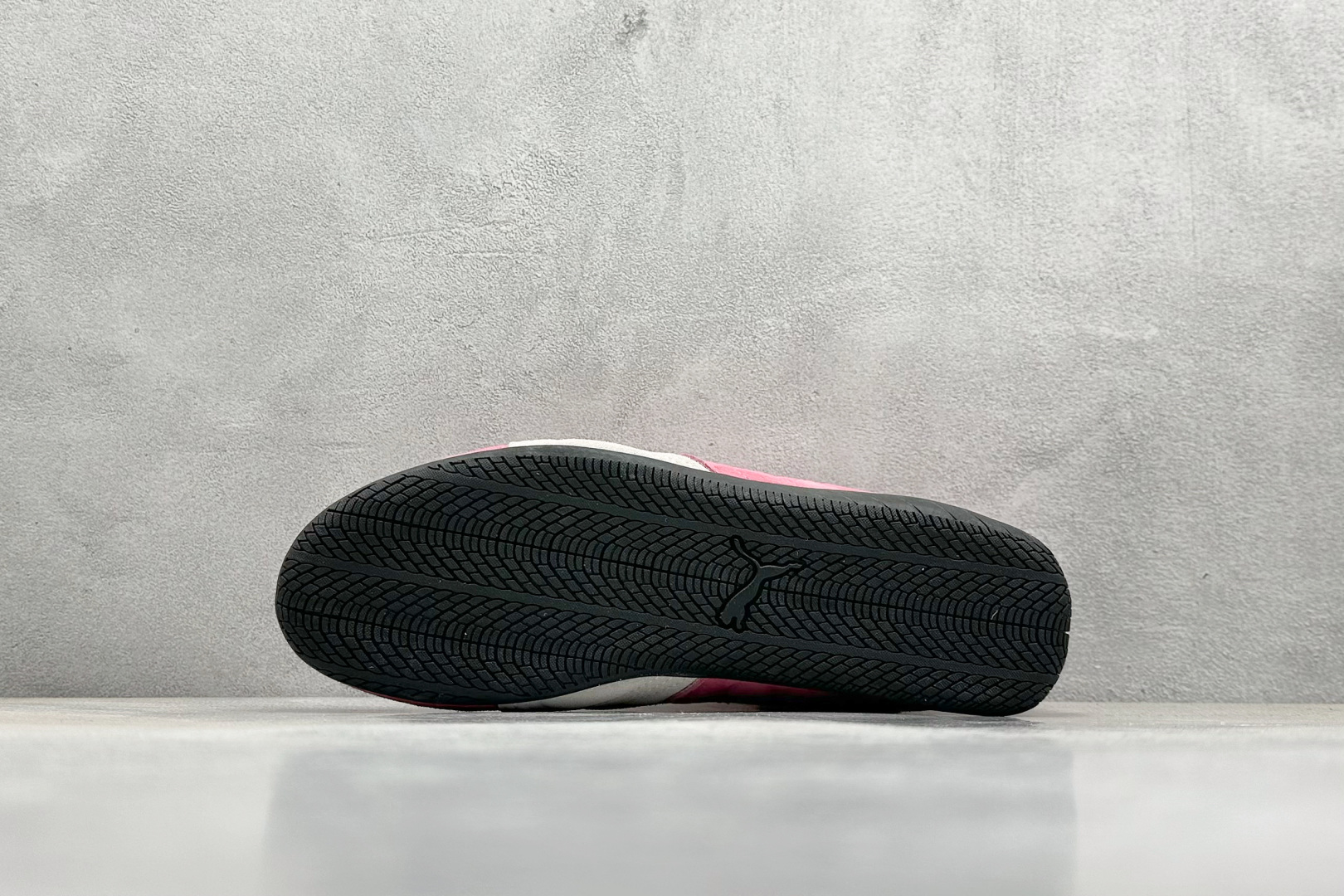 终端放店
Xs版 Puma Palermo OG  防滑耐磨低帮德训板鞋
孔眼底座和脚趾凸起由绒面革材