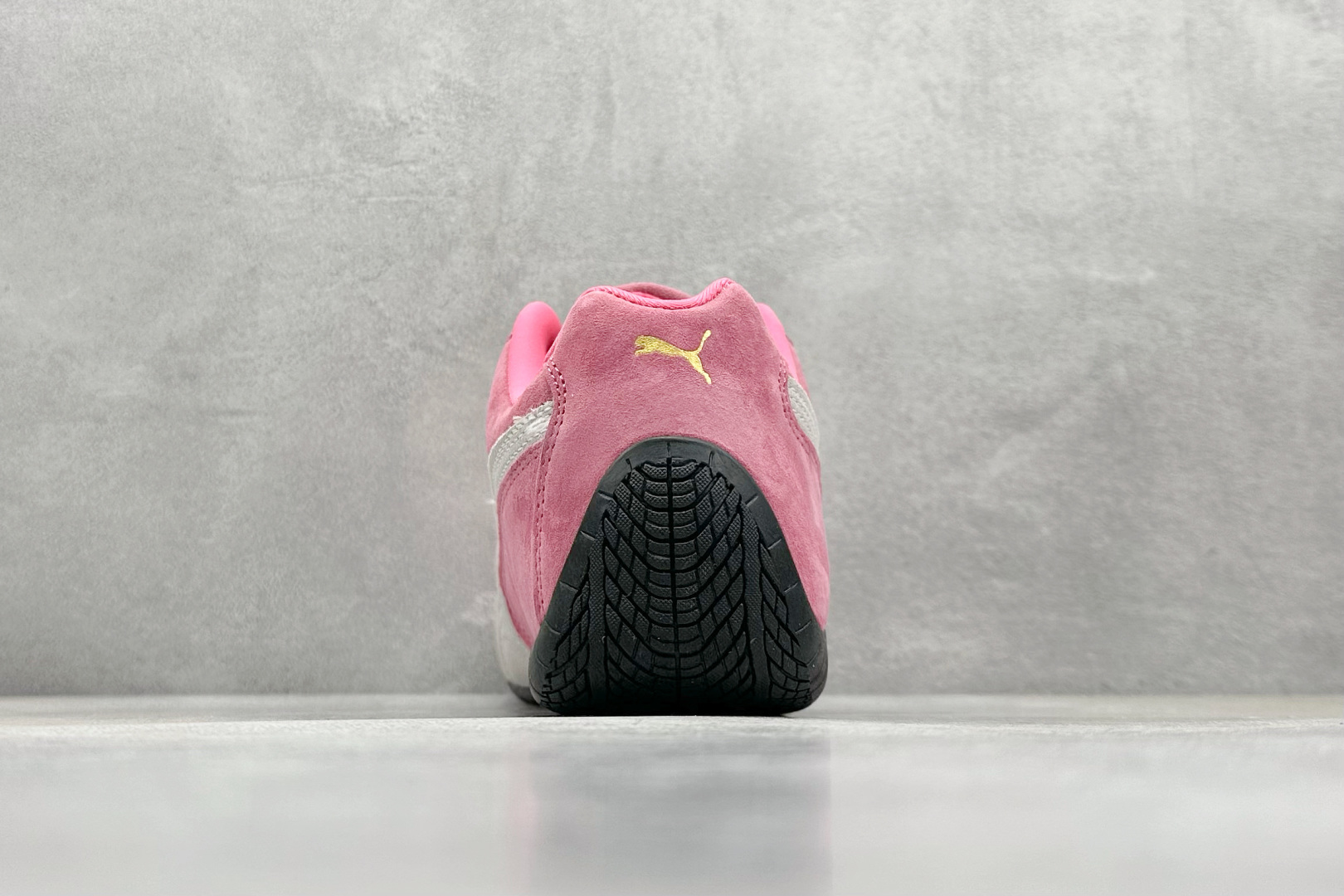  终端放店
Xs版 Puma Palermo OG  防滑耐磨低帮德训板鞋
孔眼底座和脚趾凸起由绒面革材