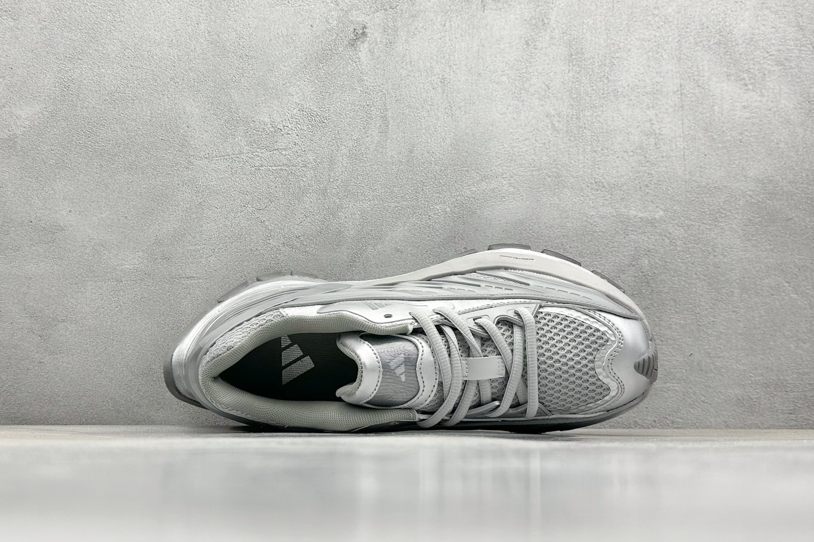  终端放店
XS版 Adidas Vento XLG MTW
复古休闲老爹鞋 官方同步上架 
鞋面是透气