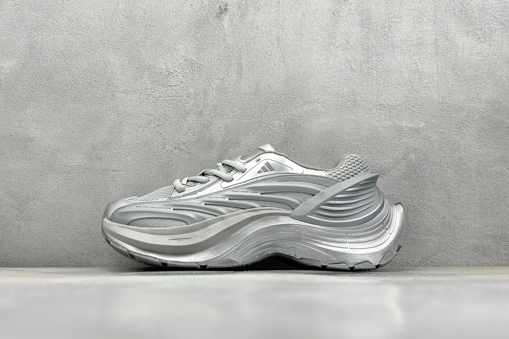  终端放店
XS版 Adidas Vento XLG MTW
复古休闲老爹鞋 官方同步上架 
鞋面是透气