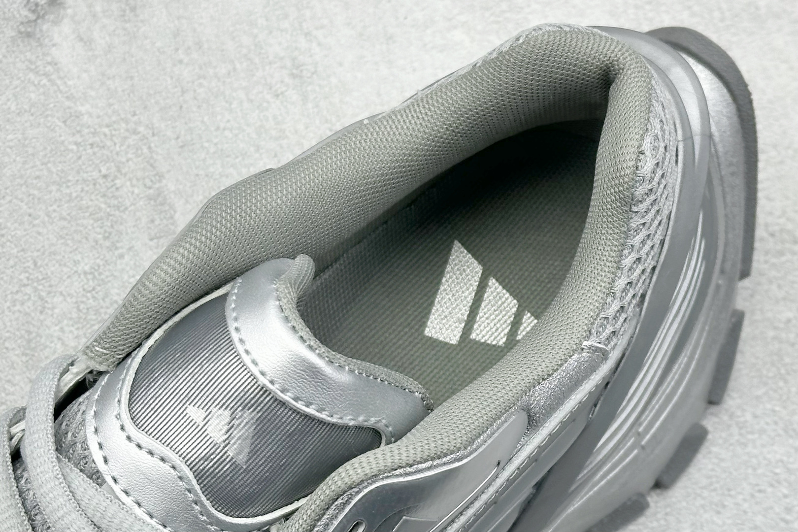  终端放店
XS版 Adidas Vento XLG MTW
复古休闲老爹鞋 官方同步上架 
鞋面是透气