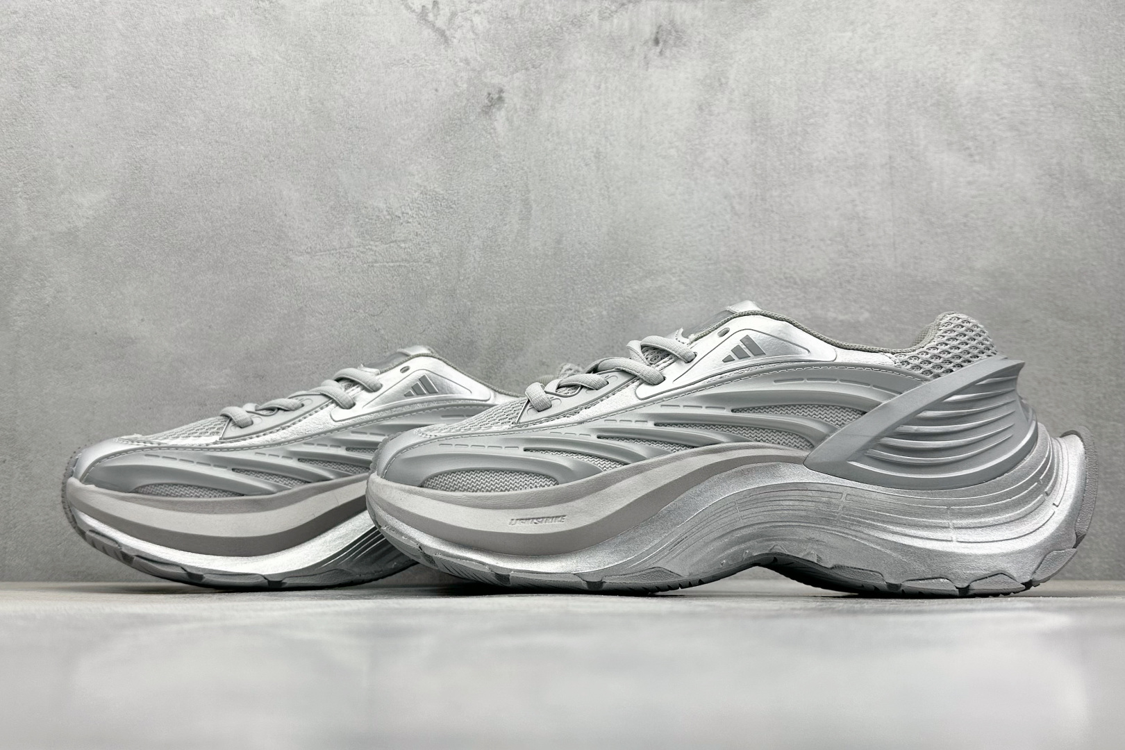  终端放店
XS版 Adidas Vento XLG MTW
复古休闲老爹鞋 官方同步上架 
鞋面是透气