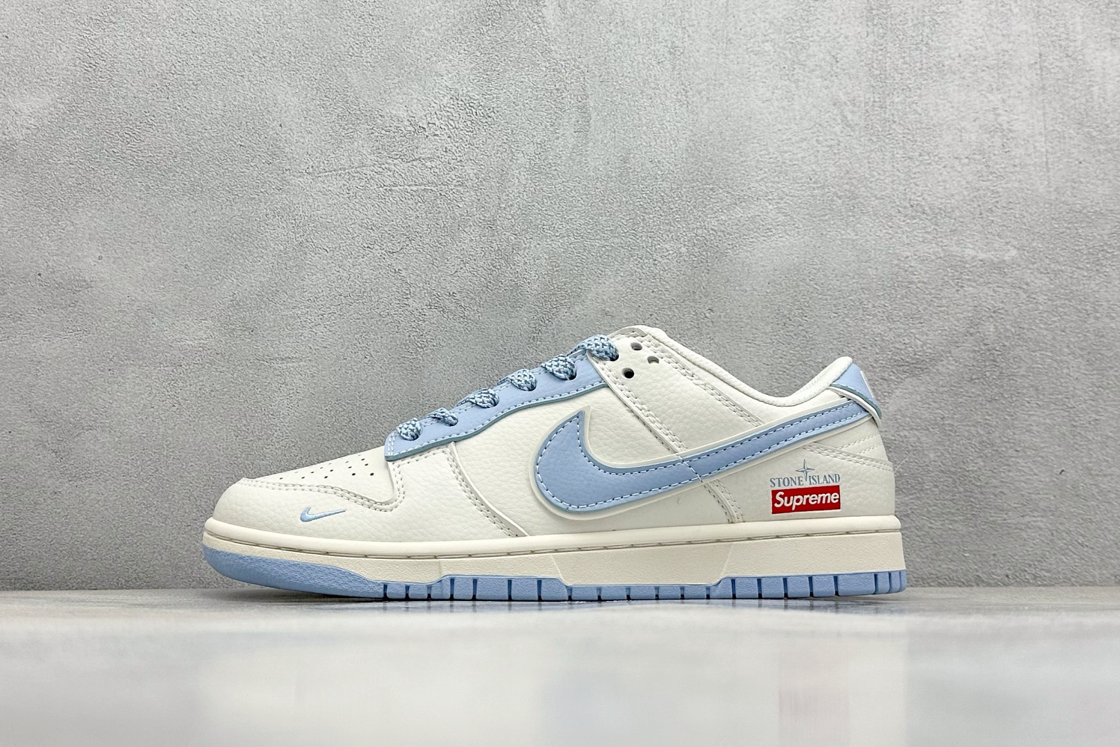  终端放店
XC版 Nike SB Dunk Low“石头岛Supreme联名——蔚蓝满天星”  周年高