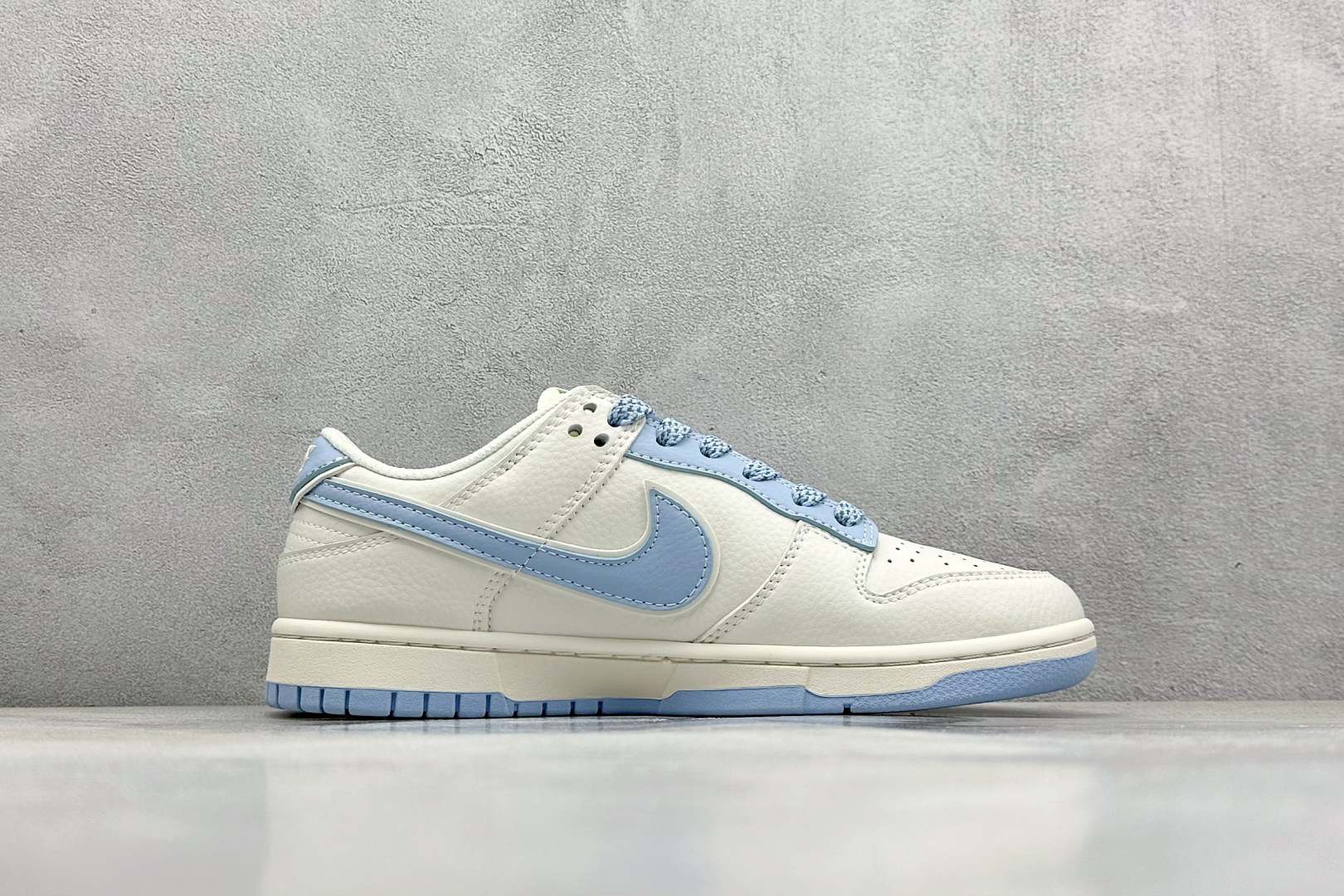  终端放店
XC版 Nike SB Dunk Low“石头岛Supreme联名——蔚蓝满天星”  周年高