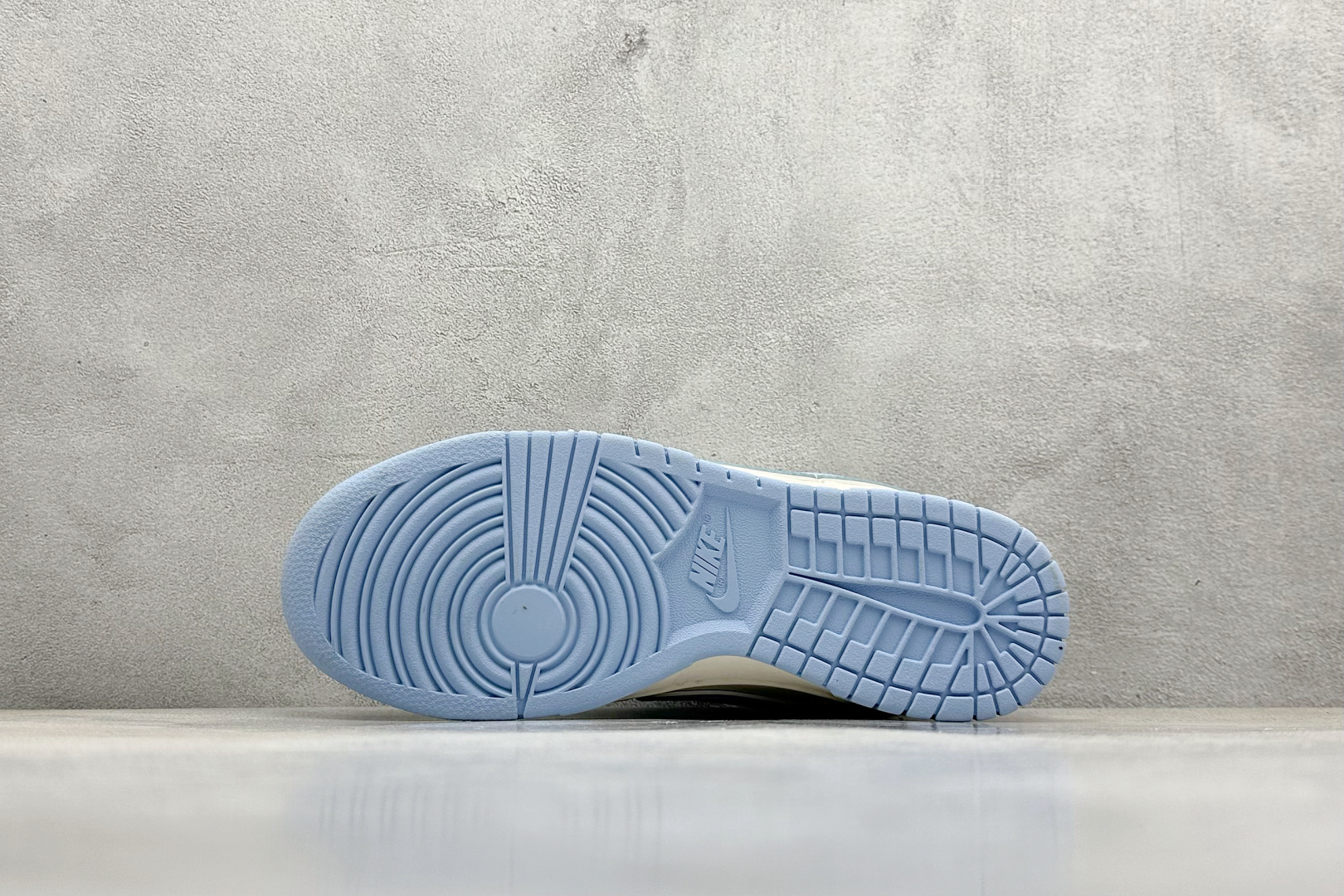  终端放店
XC版 Nike SB Dunk Low“石头岛Supreme联名——蔚蓝满天星”  周年高