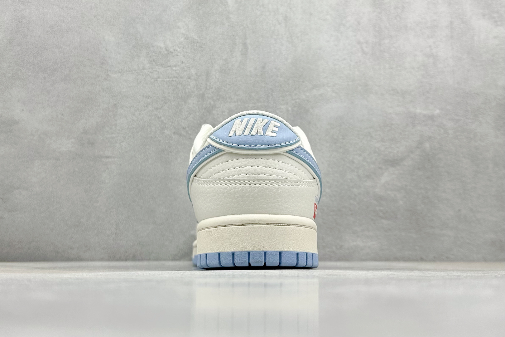  终端放店
XC版 Nike SB Dunk Low“石头岛Supreme联名——蔚蓝满天星”  周年高