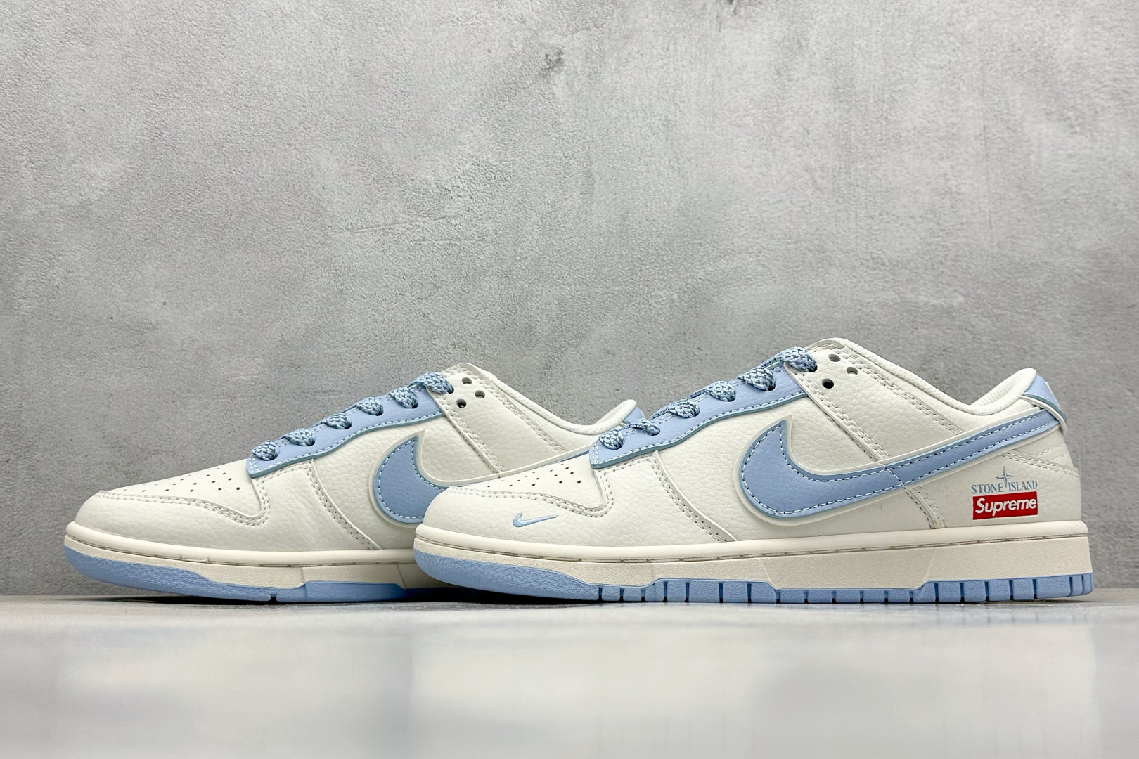  终端放店
XC版 Nike SB Dunk Low“石头岛Supreme联名——蔚蓝满天星”  周年高