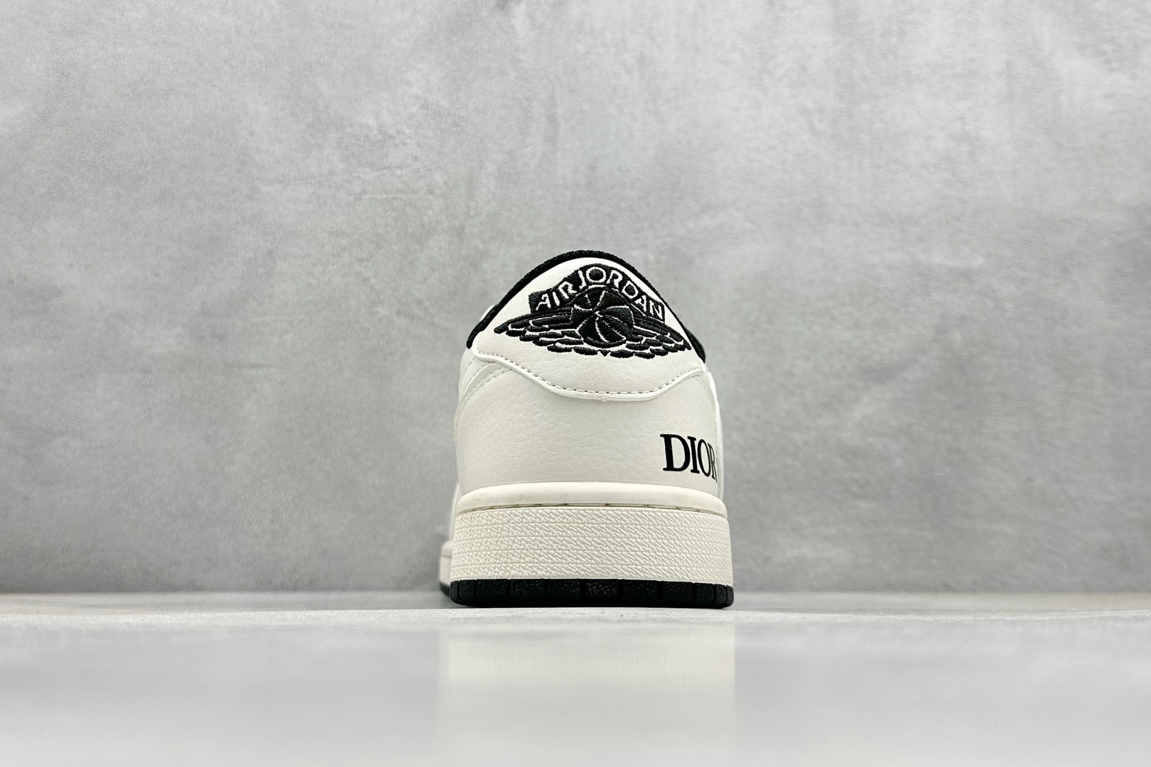 终端放店
XC版 Fragment x TS x Air Jordan 1 Low x Dior
三方