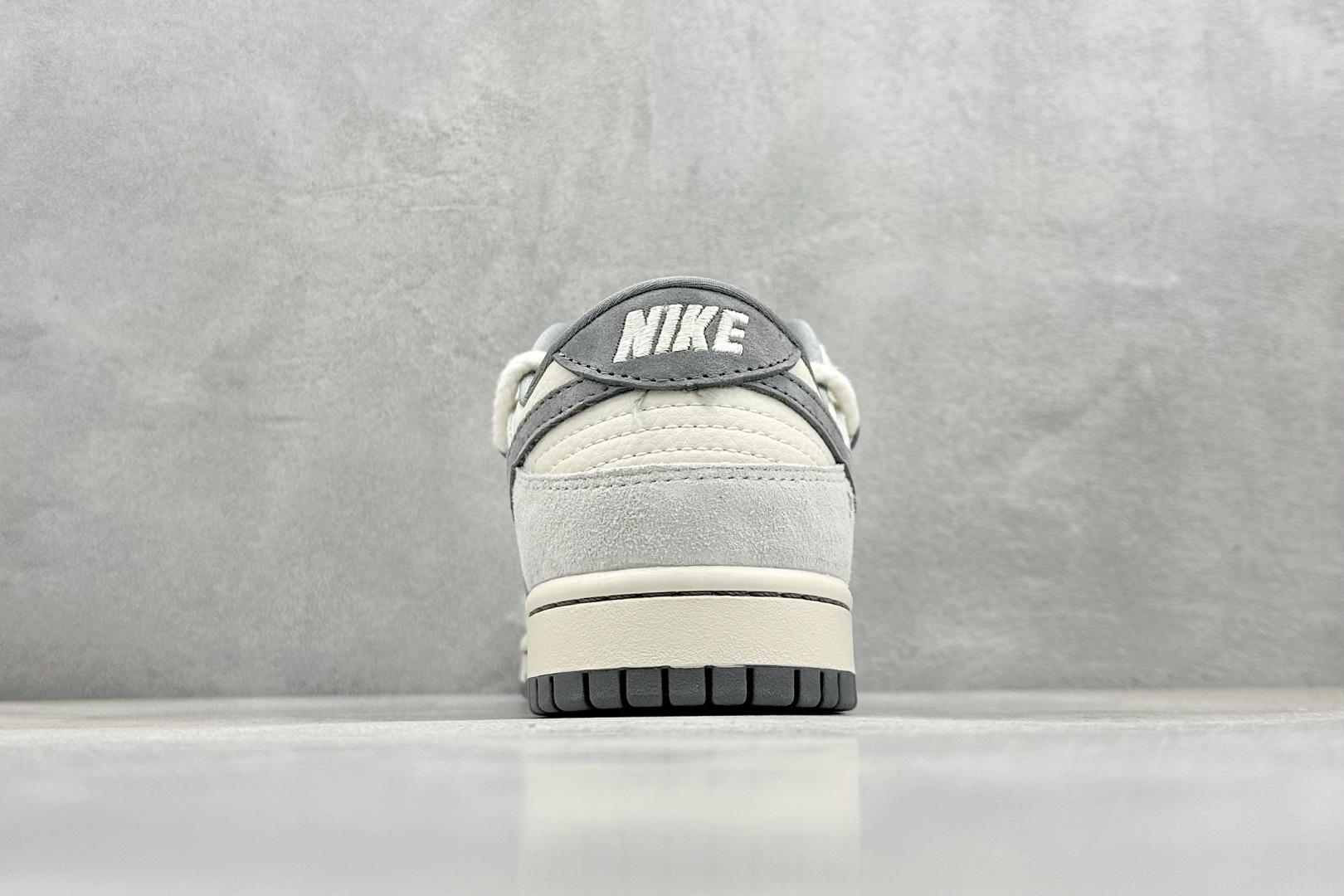  终端放店
XC版 Nike SB Dunk Low OFF-WHITE系列 带字幕灰勾 周年高端定制 