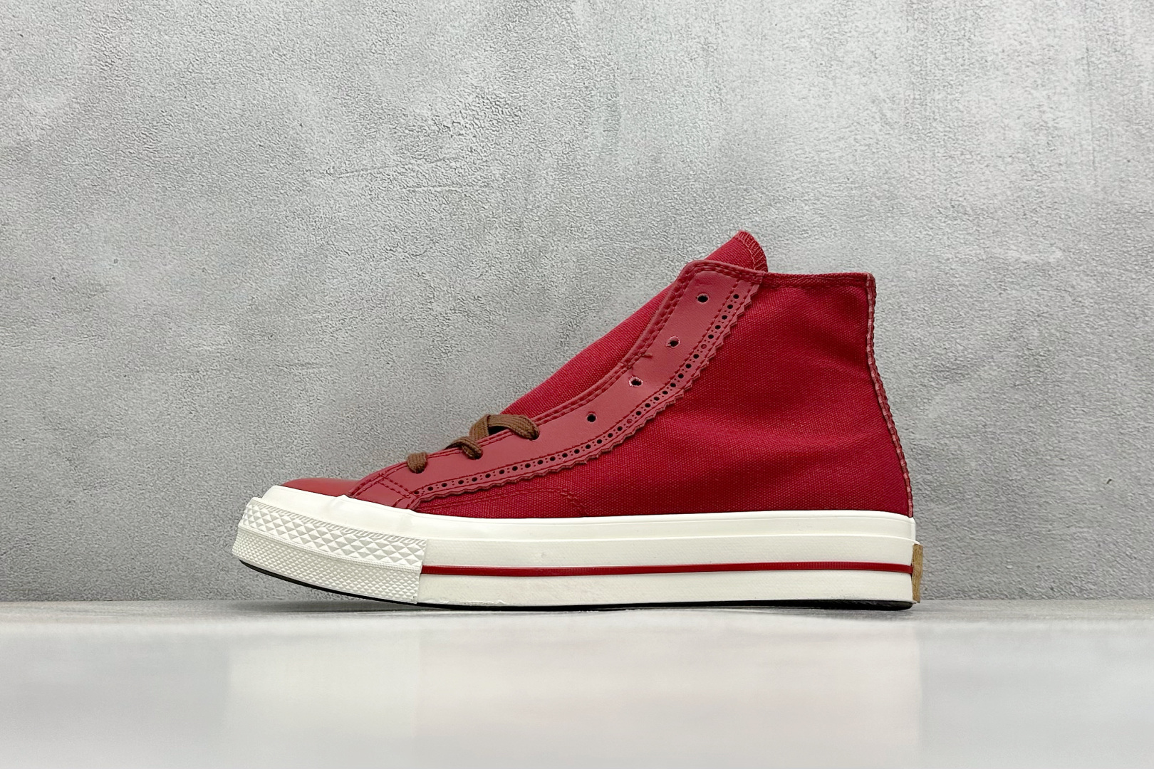  
Converse Chuck 1970s 拼接复古红
经典70s鞋型 皮质与帆布拼接 高级感十足 搭