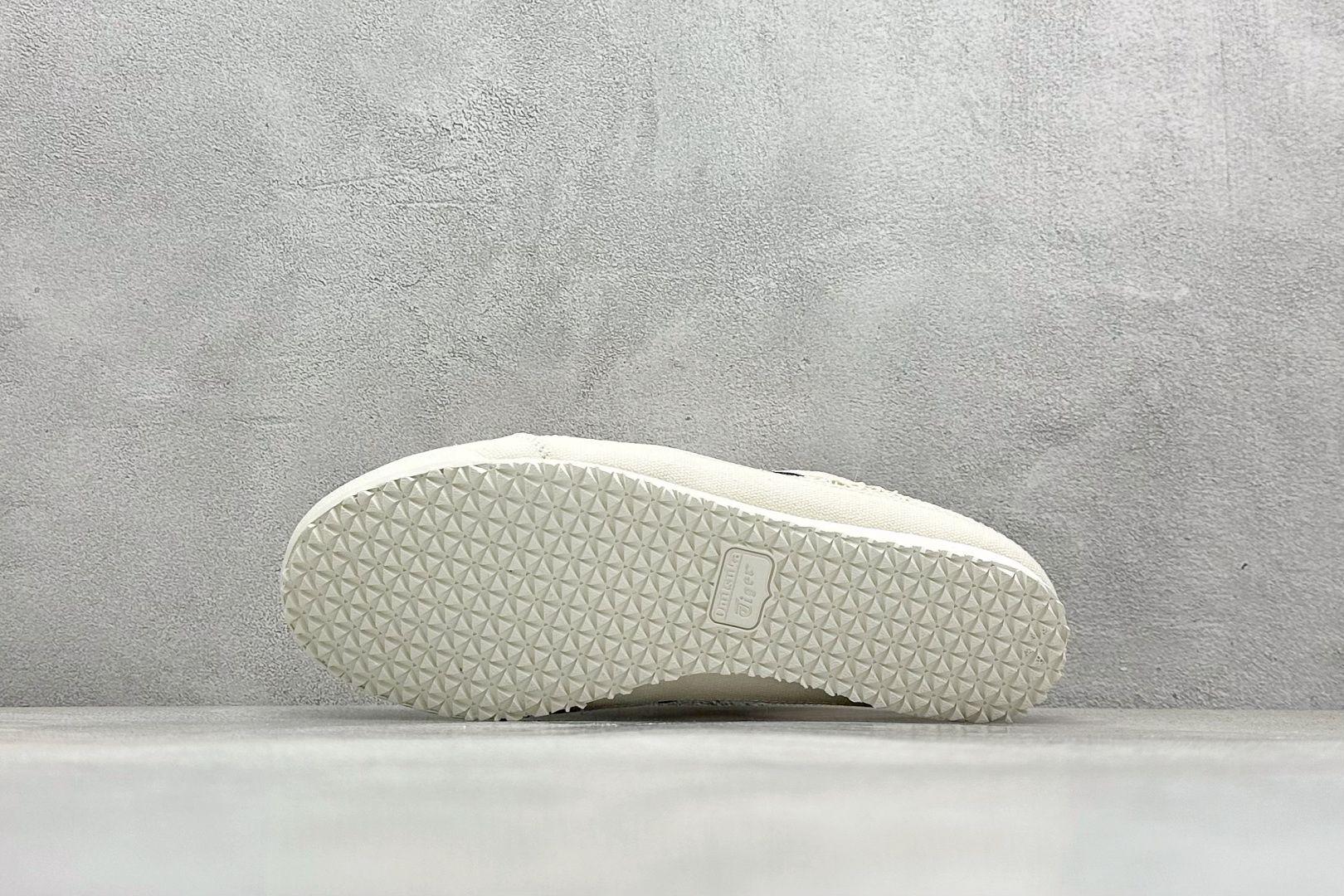  
亚瑟士 /Onitsuka Tiger鬼冢虎 MEXICO 66 SABOT
网面透气 新款舒适一脚
