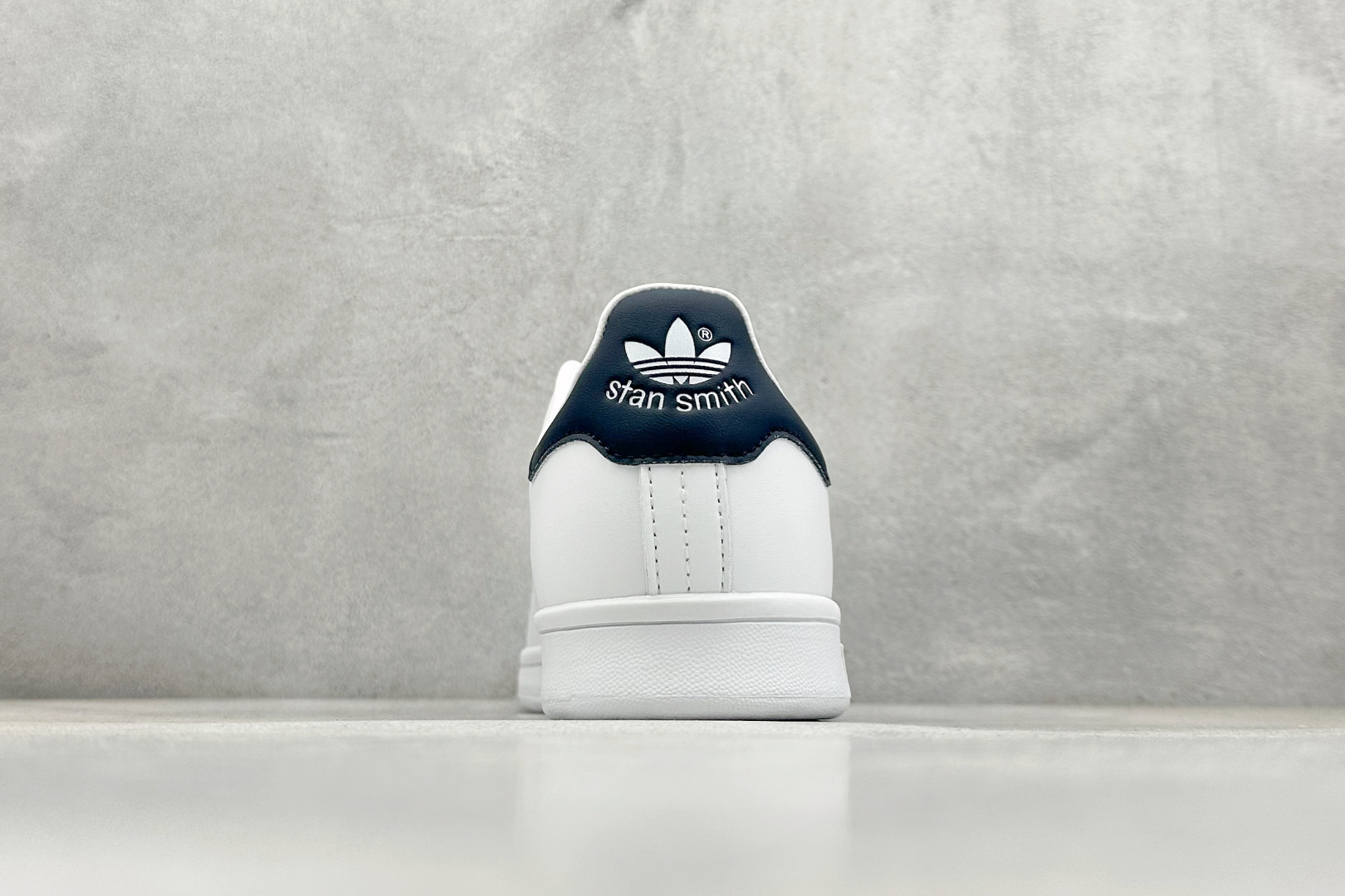  
Adidas Superstar 史密斯运动休闲板鞋 

货号：M20325
尺码：36 36.5 