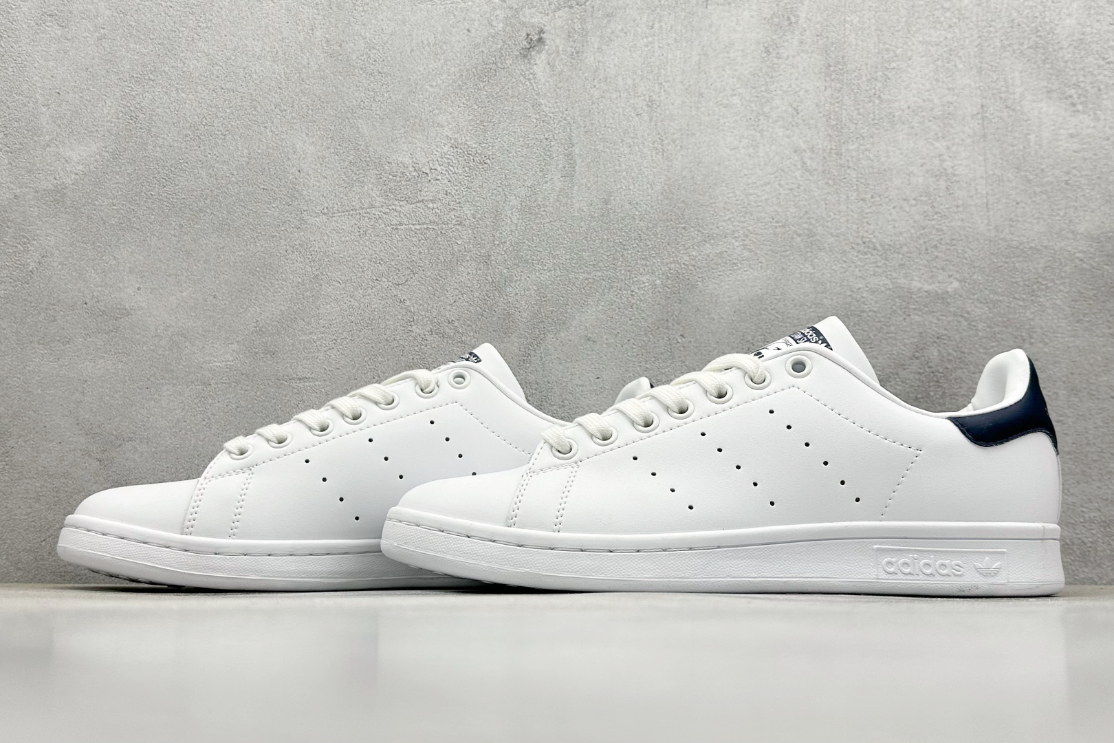  
Adidas Superstar 史密斯运动休闲板鞋 

货号：M20325
尺码：36 36.5 