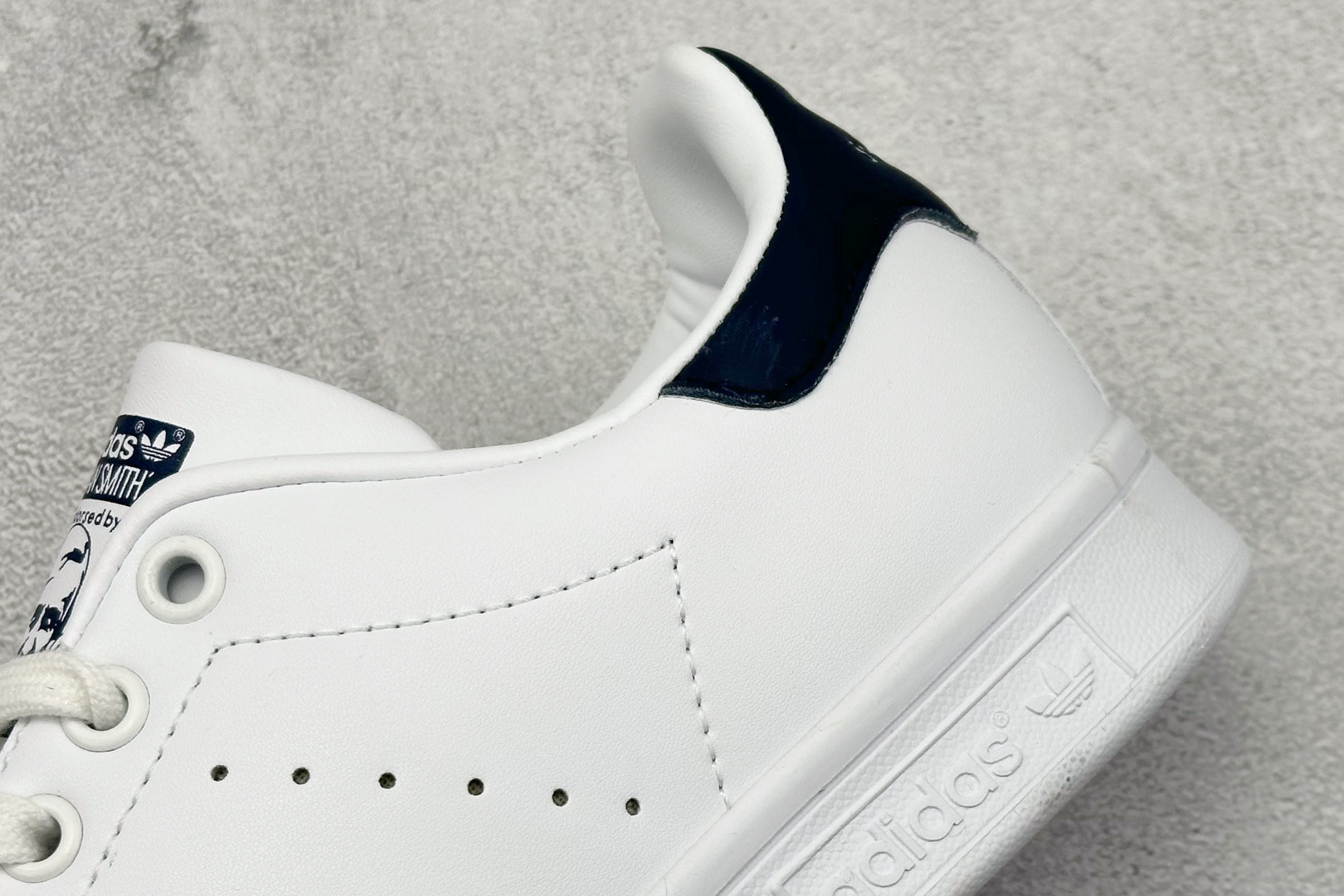  
Adidas Superstar 史密斯运动休闲板鞋 

货号：M20325
尺码：36 36.5 