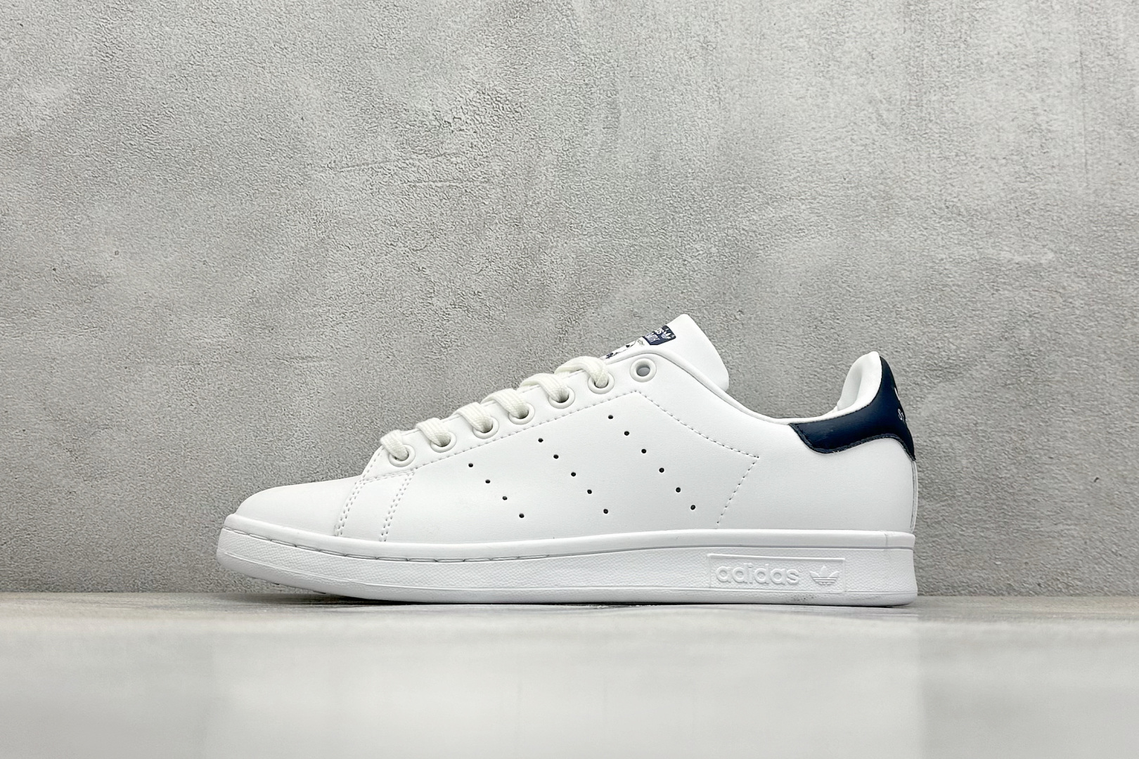  
Adidas Superstar 史密斯运动休闲板鞋 

货号：M20325
尺码：36 36.5 