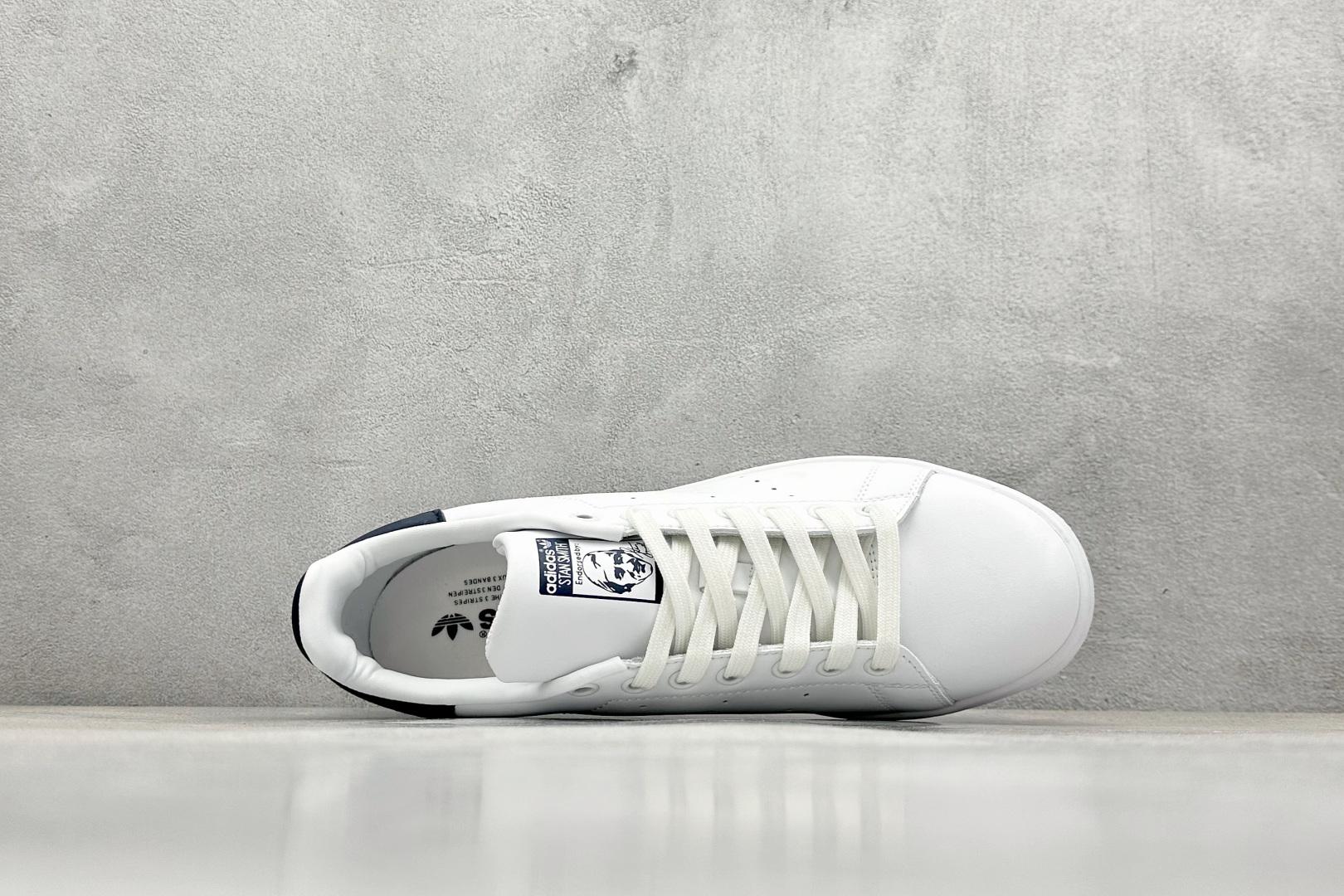  
Adidas Superstar 史密斯运动休闲板鞋 

货号：M20325
尺码：36 36.5 