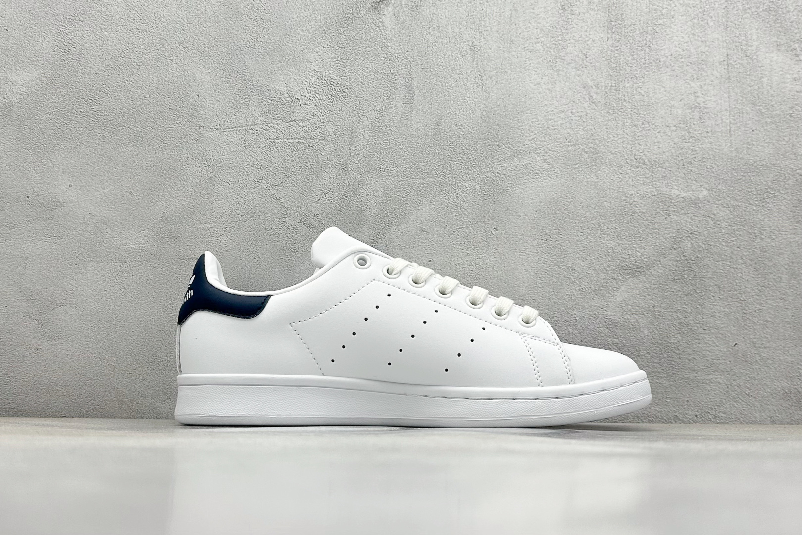  
Adidas Superstar 史密斯运动休闲板鞋 

货号：M20325
尺码：36 36.5 