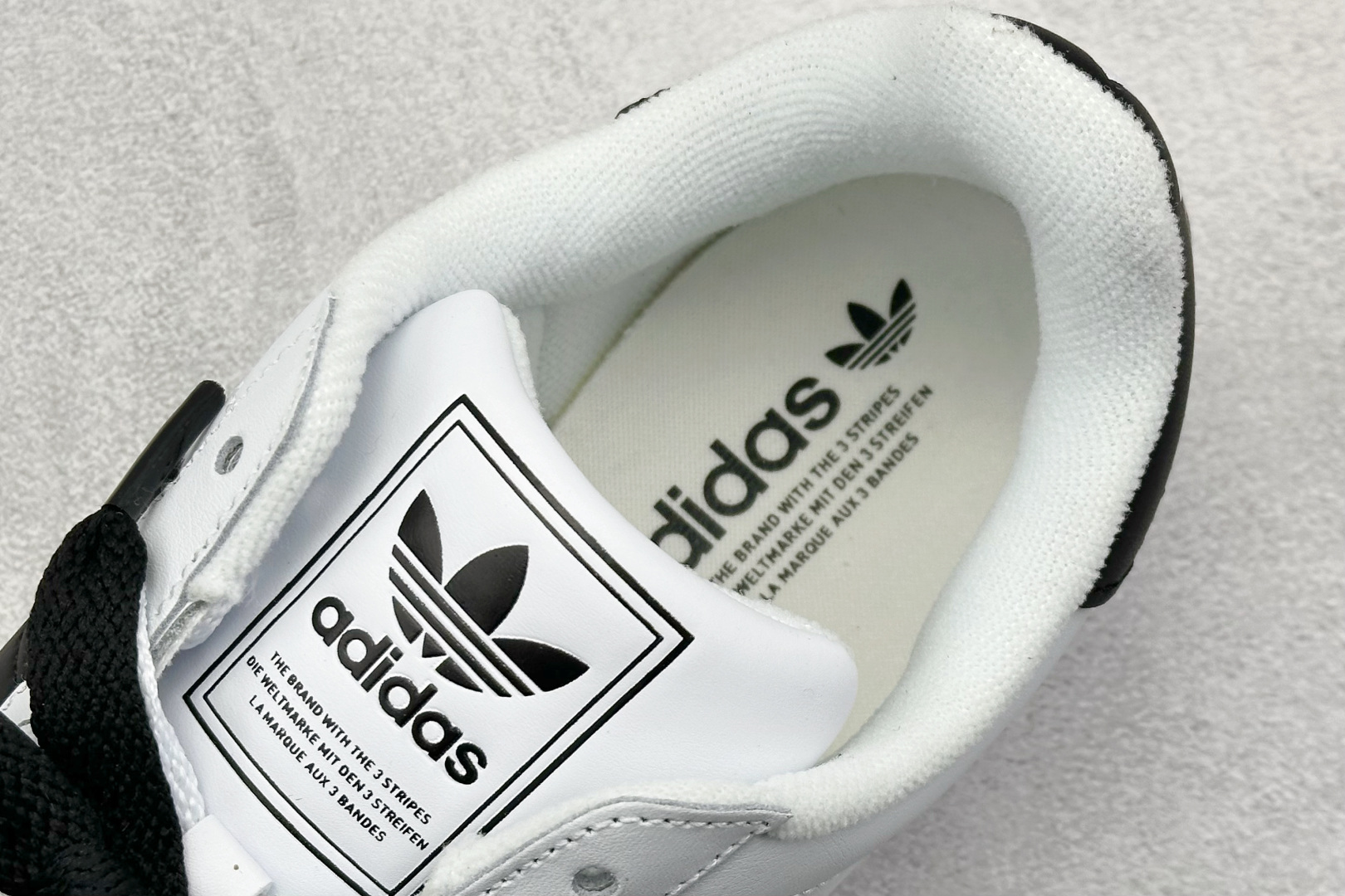  
AD Originals Superstar 贝壳头 白黑
采用全新头层拼接皮革材质 后跟采用特色3