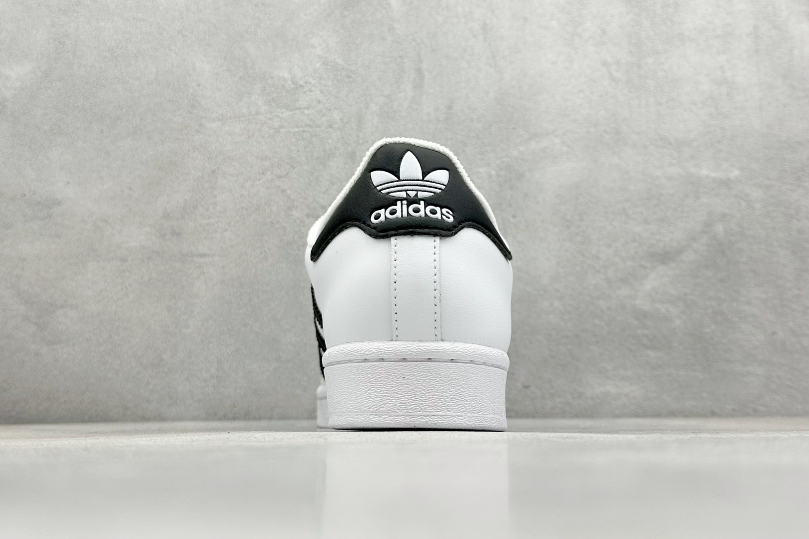  
AD Originals Superstar 贝壳头 白黑
采用全新头层拼接皮革材质 后跟采用特色3