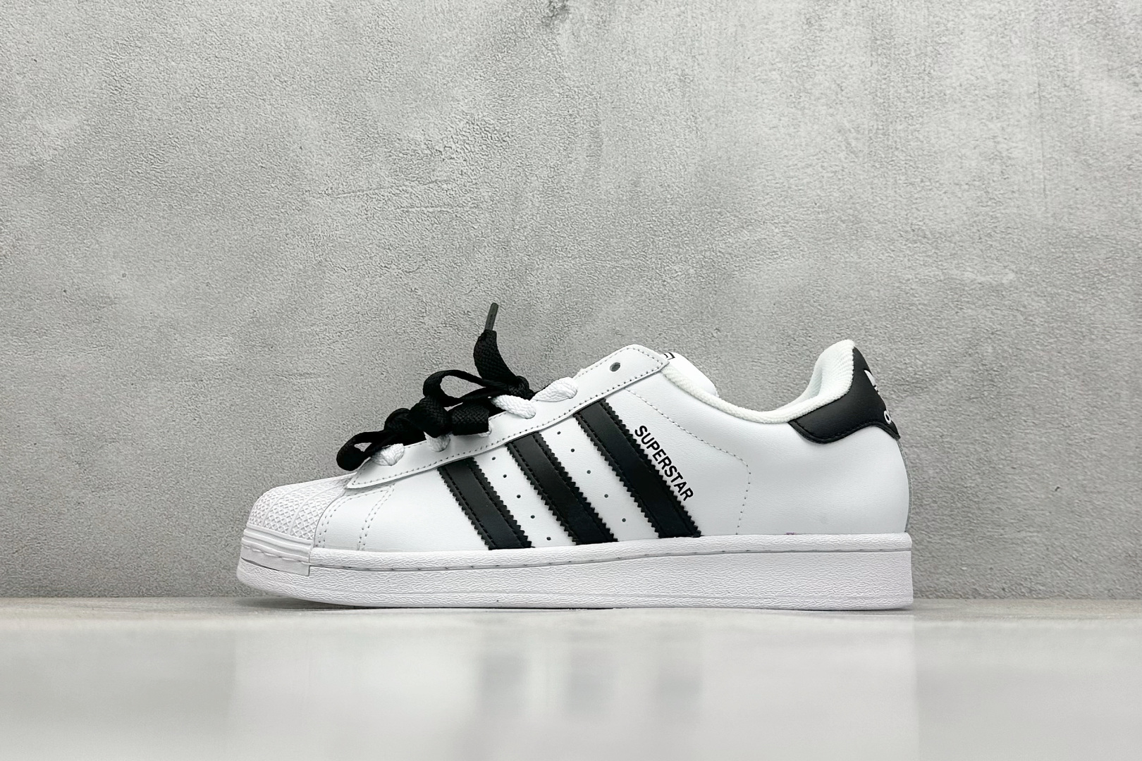 
AD Originals Superstar 贝壳头 白黑
采用全新头层拼接皮革材质 后跟采用特色3
