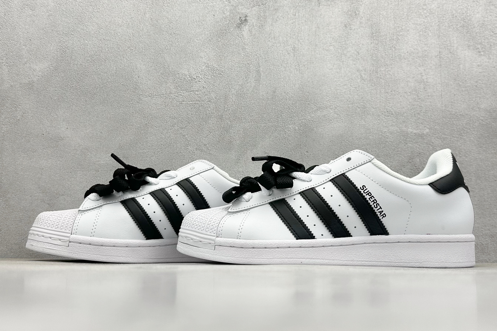  
AD Originals Superstar 贝壳头 白黑
采用全新头层拼接皮革材质 后跟采用特色3