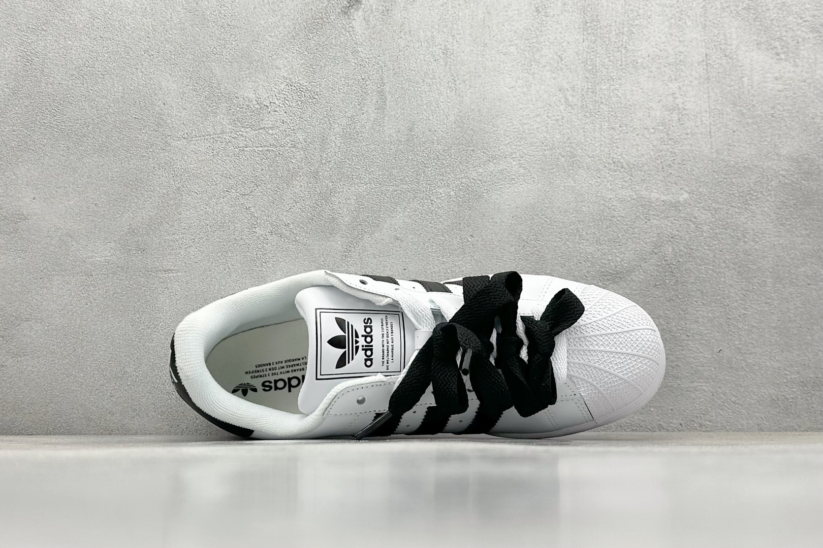  
AD Originals Superstar 贝壳头 白黑
采用全新头层拼接皮革材质 后跟采用特色3