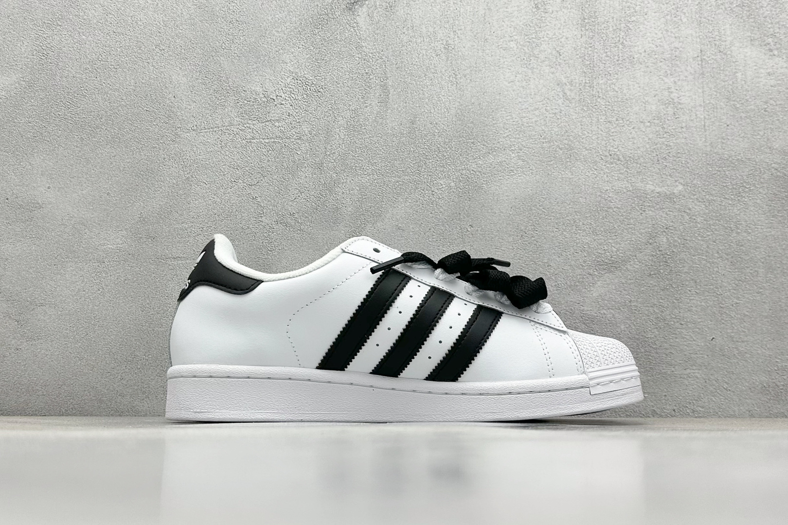 
AD Originals Superstar 贝壳头 白黑
采用全新头层拼接皮革材质 后跟采用特色3
