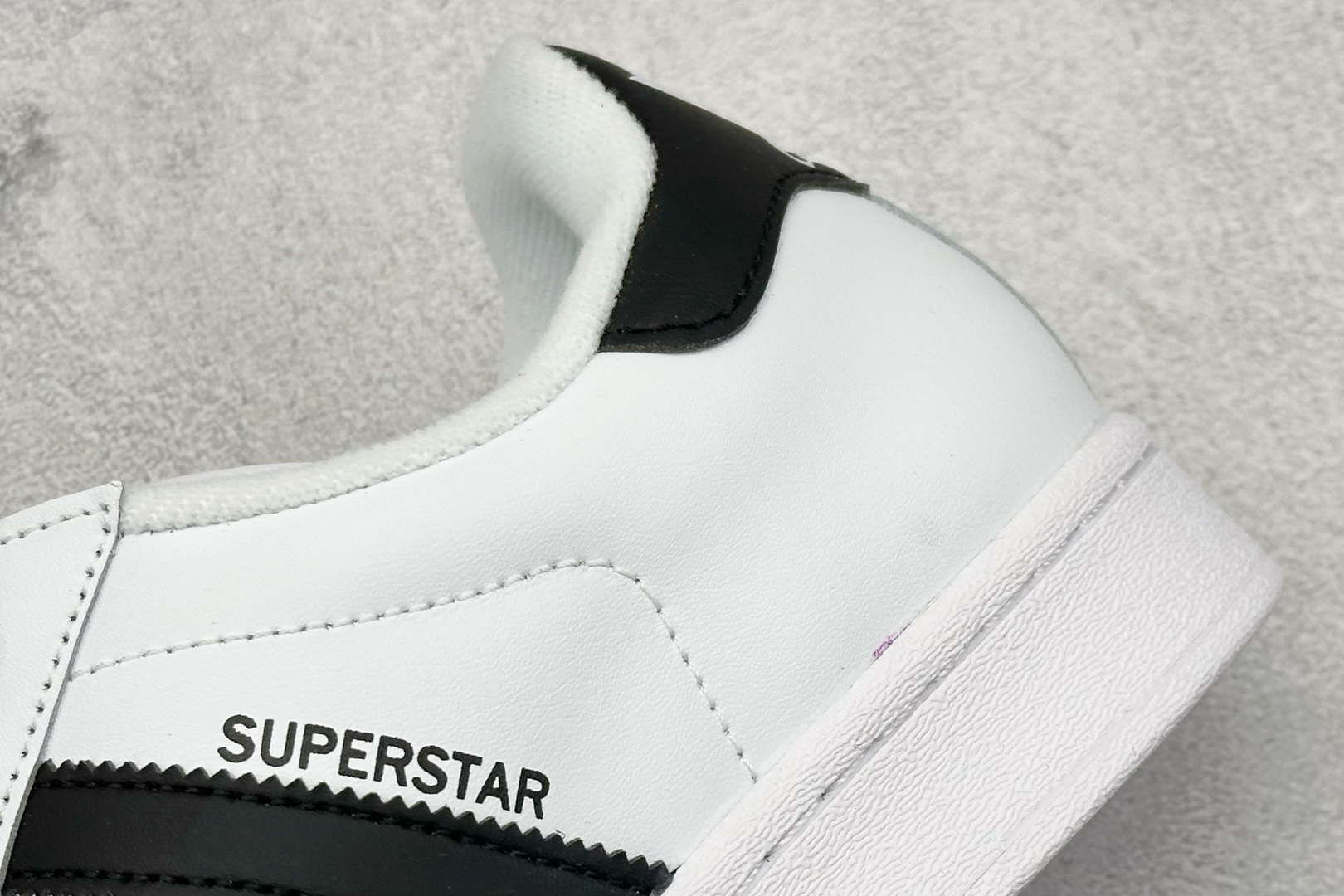  
AD Originals Superstar 贝壳头 白黑
采用全新头层拼接皮革材质 后跟采用特色3