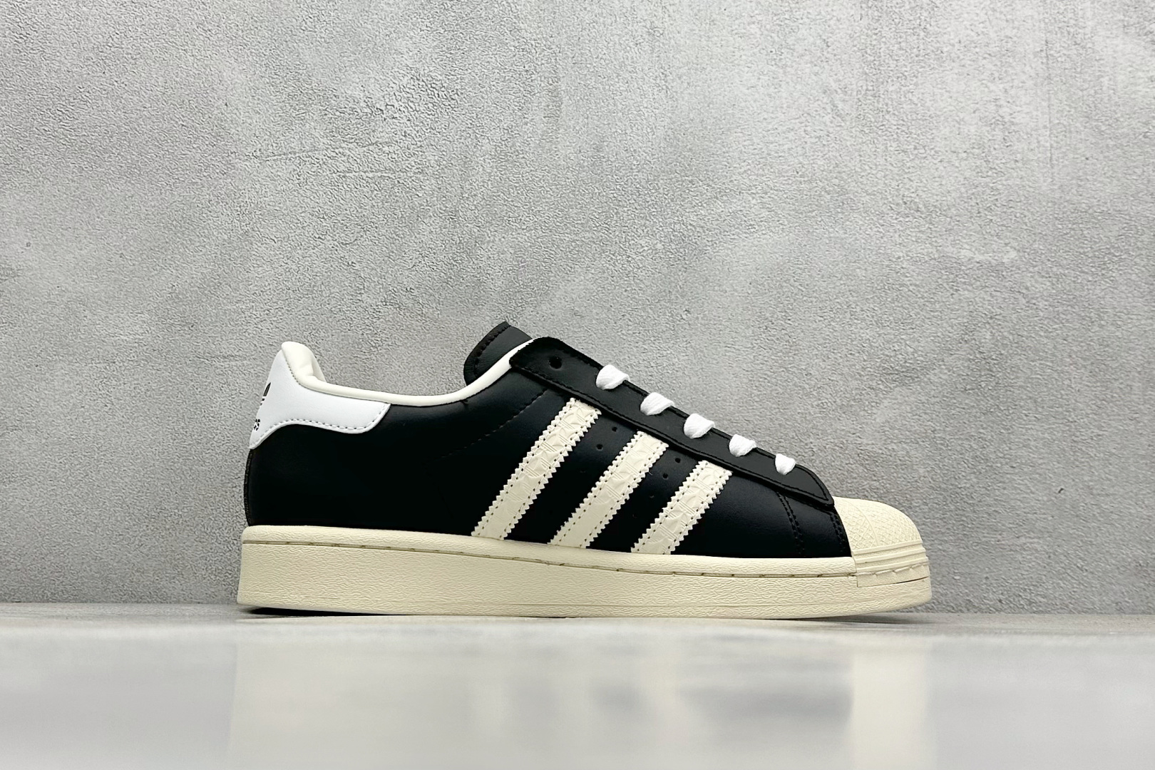  
AD Originals Superstar 贝壳头 
采用全新头层拼接皮革材质 后跟采用特色3D立